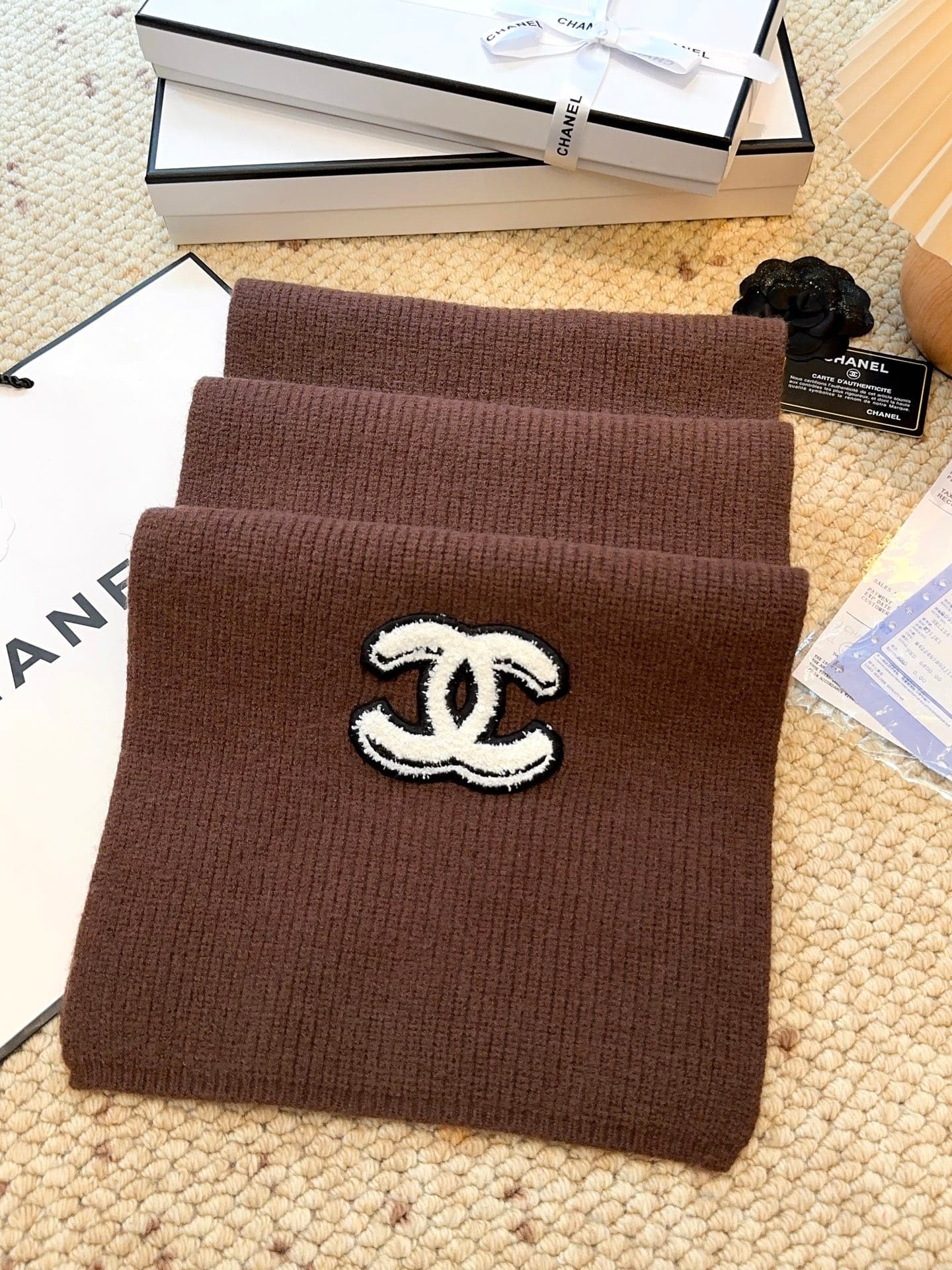 C30678 CHANEL【New Arrival】The latest knitting collection from Chanel store! This is a truly rare design—it is also the first scarf in Gucci’s line to use solid knitting techniques. It will definitely become the best-selling item for Gucci’s autumn and win — image 3