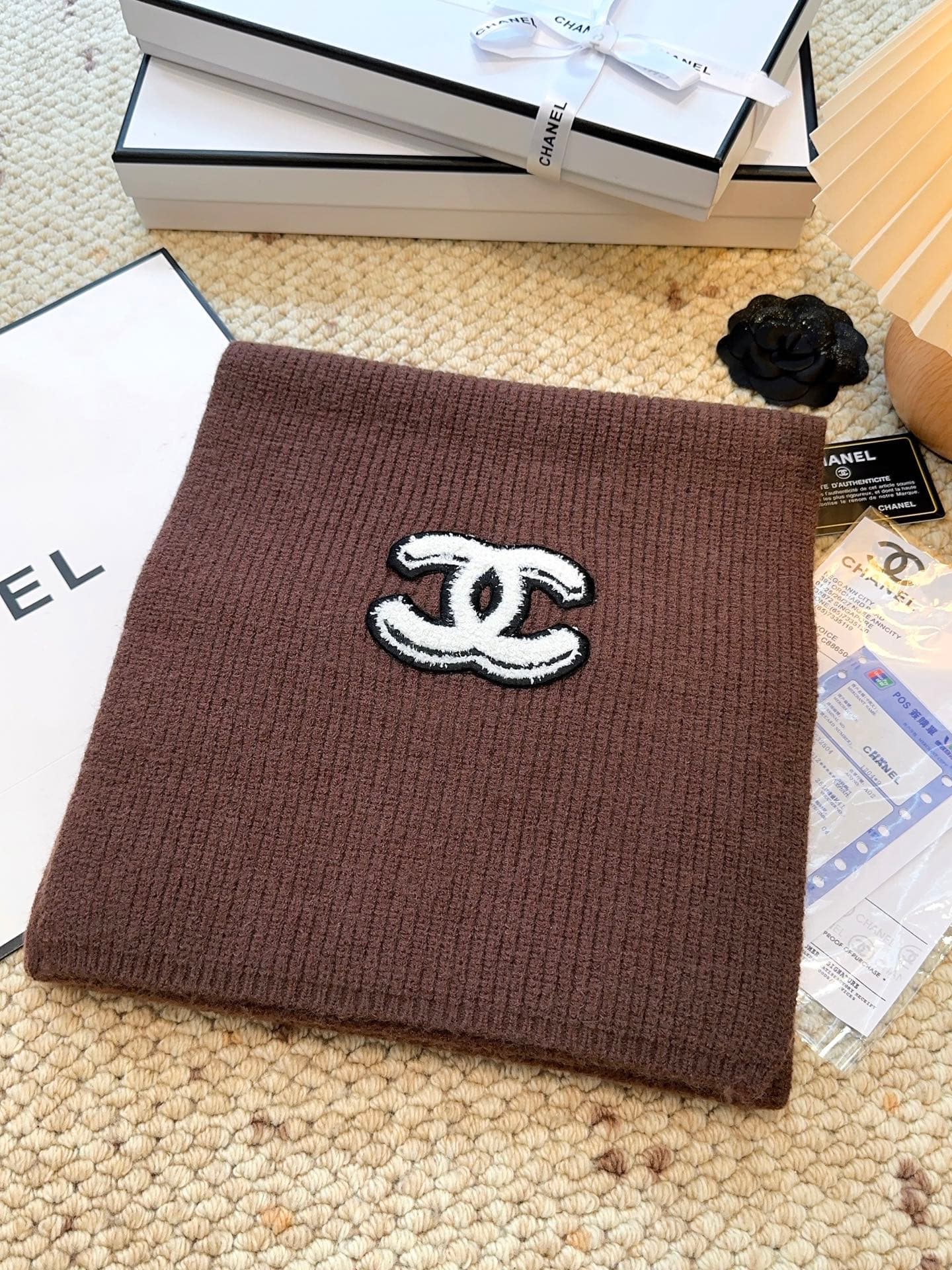 C30678 CHANEL【New Arrival】The latest knitting collection from Chanel store! This is a truly rare design—it is also the first scarf in Gucci’s line to use solid knitting techniques. It will definitely become the best-selling item for Gucci’s autumn and win — image 5