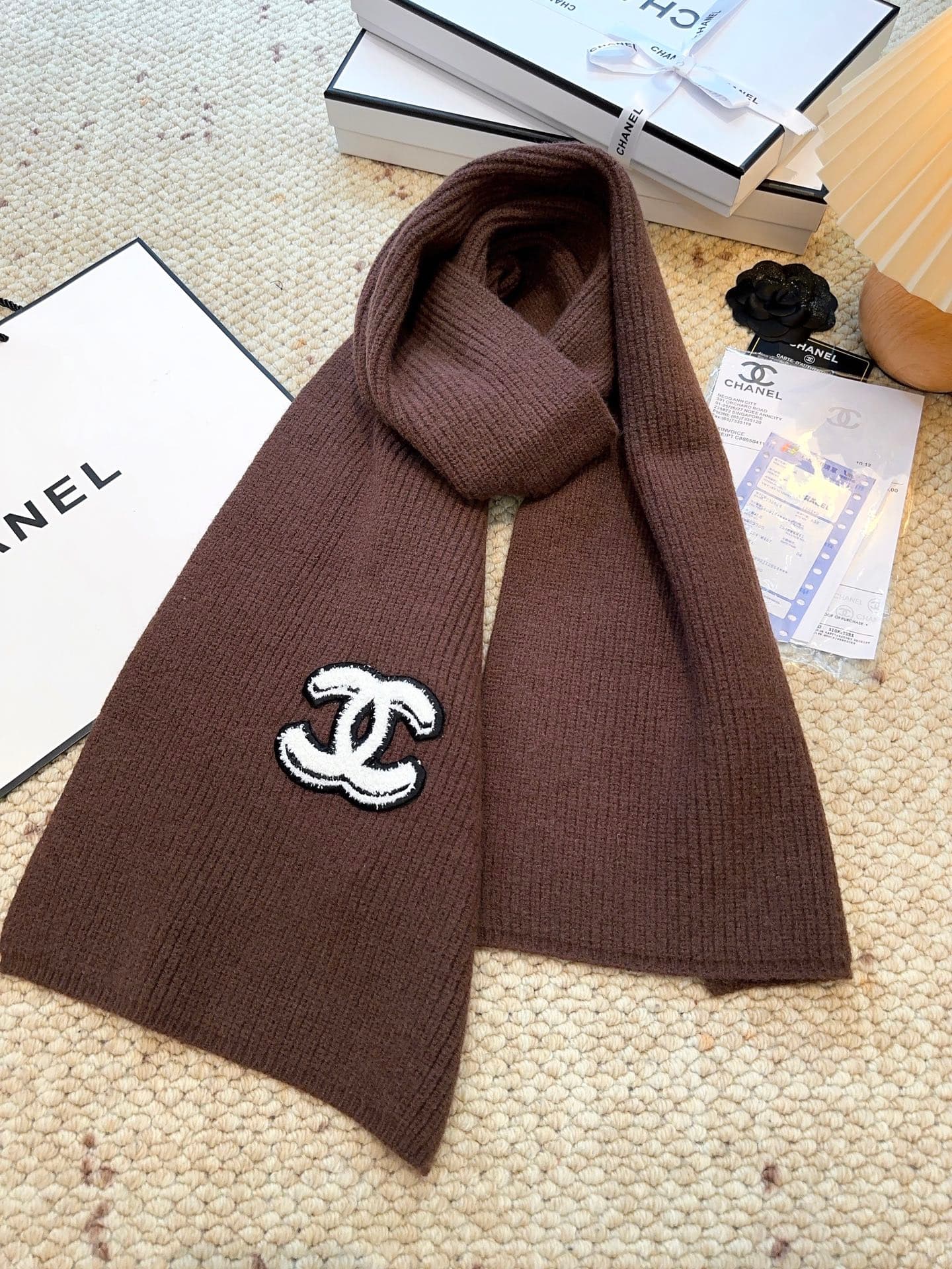 C30678 CHANEL【New Arrival】The latest knitting collection from Chanel store! This is a truly rare design—it is also the first scarf in Gucci’s line to use solid knitting techniques. It will definitely become the best-selling item for Gucci’s autumn and win — image 2