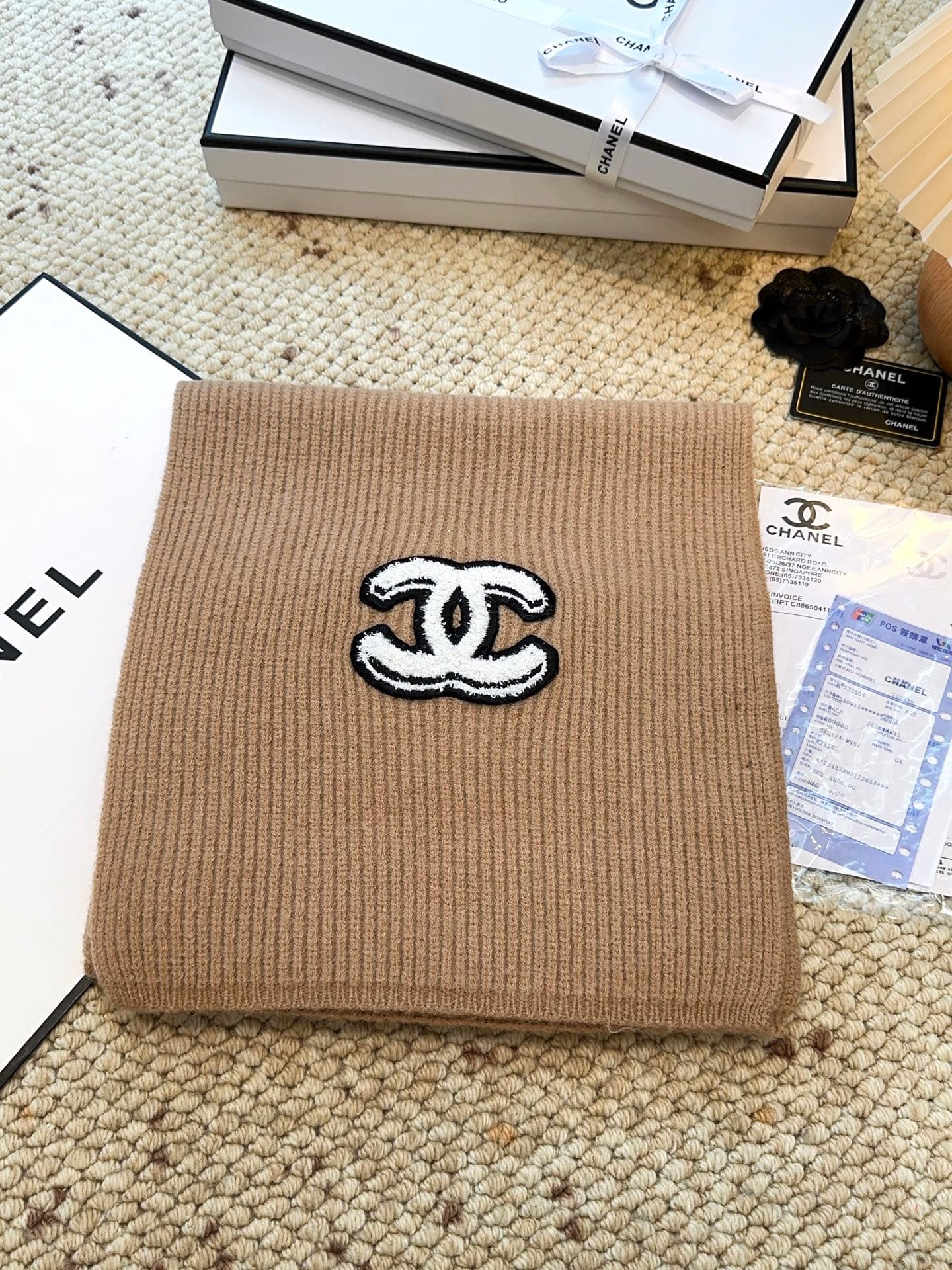 C30677 CHANEL【New Arrival】The latest knitting collection from Chanel boutiques! This is a truly rare style—it is also the first scarf in Saint Laurent’s line to be made using solid-colored knitting techniques. It will definitely become the top item in Sai — image 5