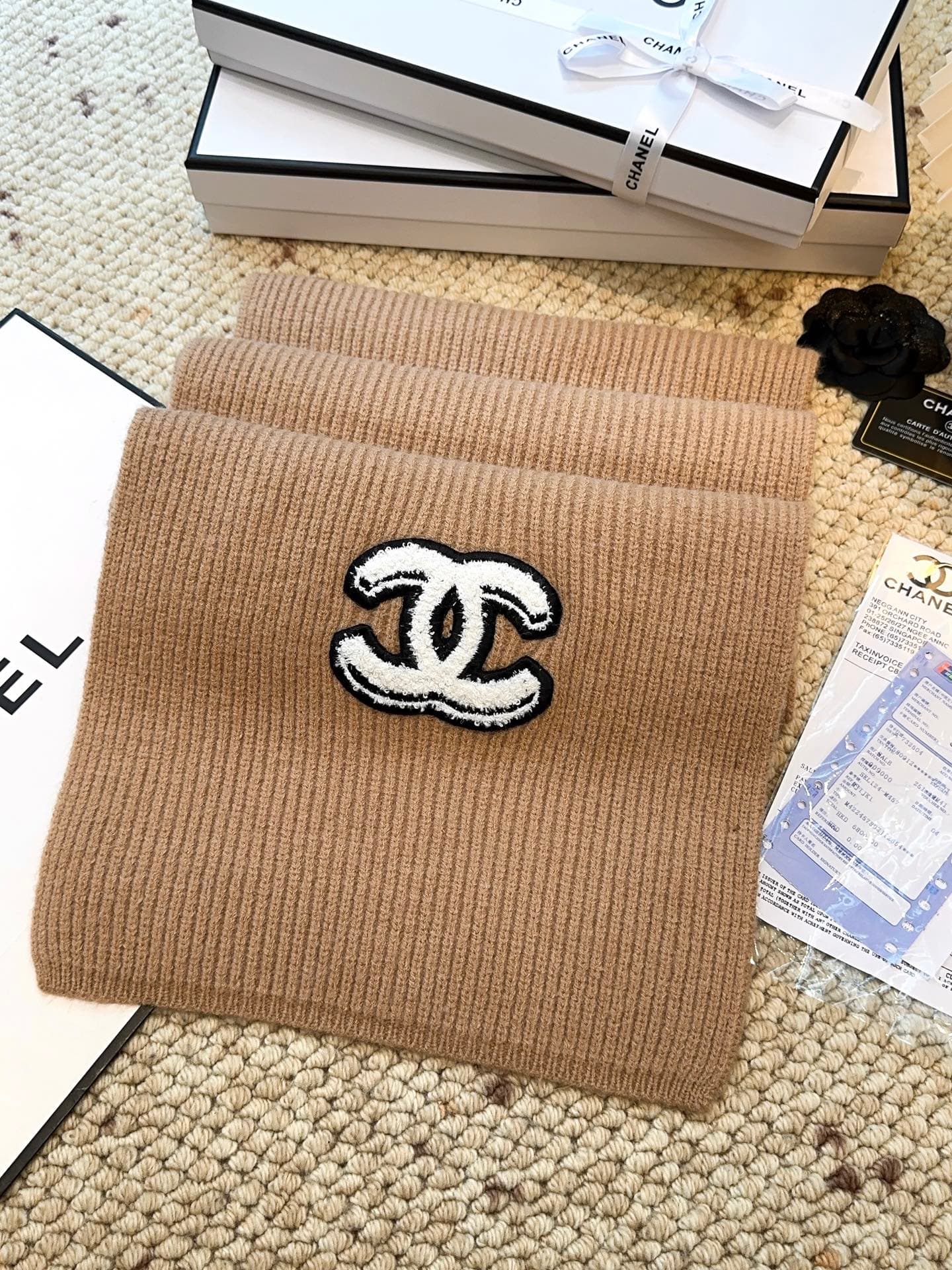 C30677 CHANEL【New Arrival】The latest knitting collection from Chanel boutiques! This is a truly rare style—it is also the first scarf in Saint Laurent’s line to be made using solid-colored knitting techniques. It will definitely become the top item in Sai — image 3