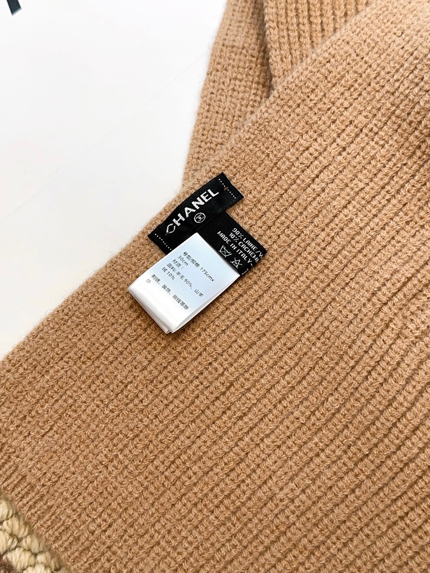 C30677 CHANEL【New Arrival】The latest knitting collection from Chanel boutiques! This is a truly rare style—it is also the first scarf in Saint Laurent’s line to be made using solid-colored knitting techniques. It will definitely become the top item in Sai — image 4