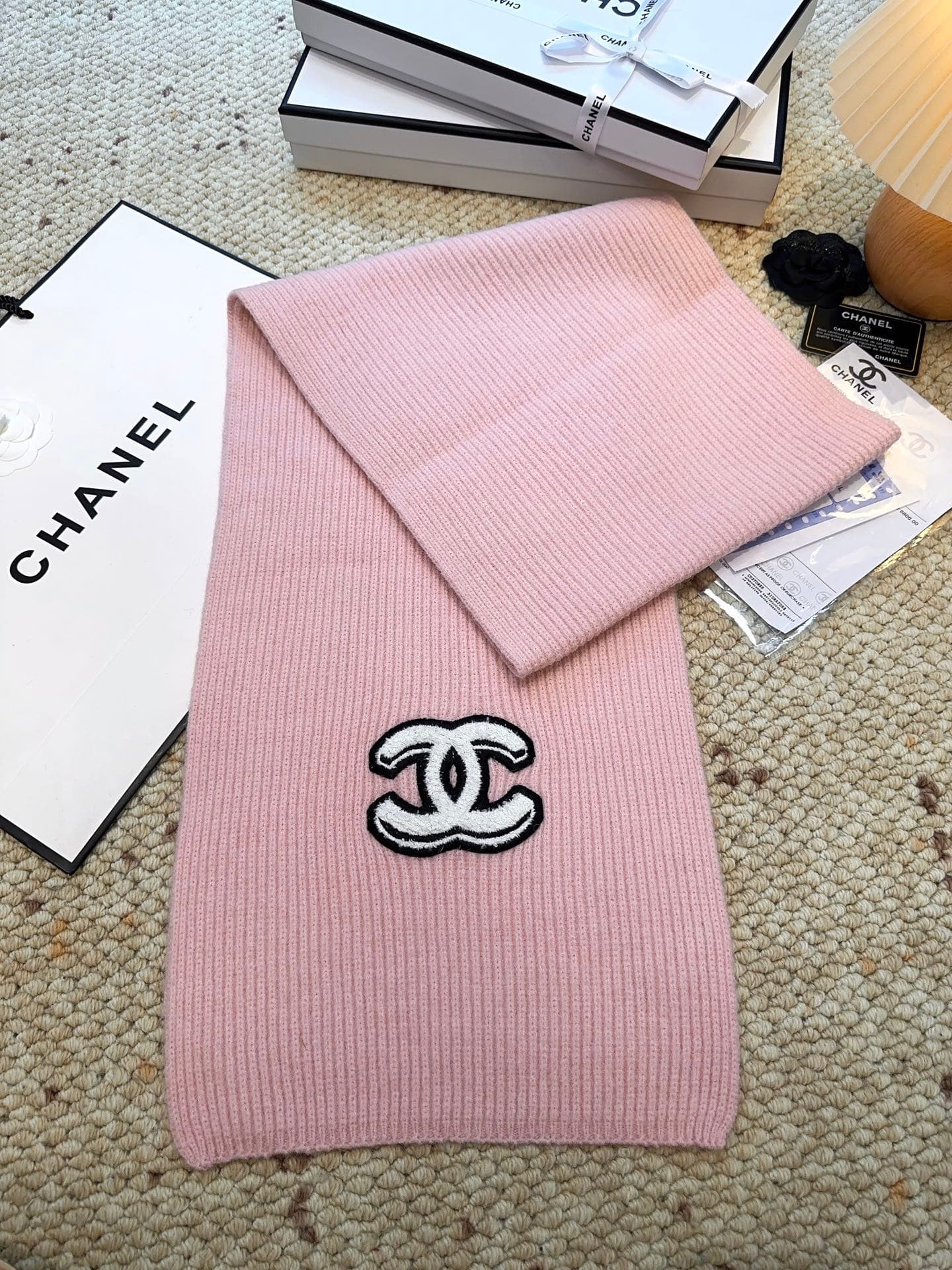 C30676 CHANEL【New Arrival】The latest knitting collection from Chanel boutiques! This is a truly rare design—it is also the first scarf in Gucci’s line to be made using solid-colored knitting techniques. It will definitely become the top item in Gucci’s au — image 6