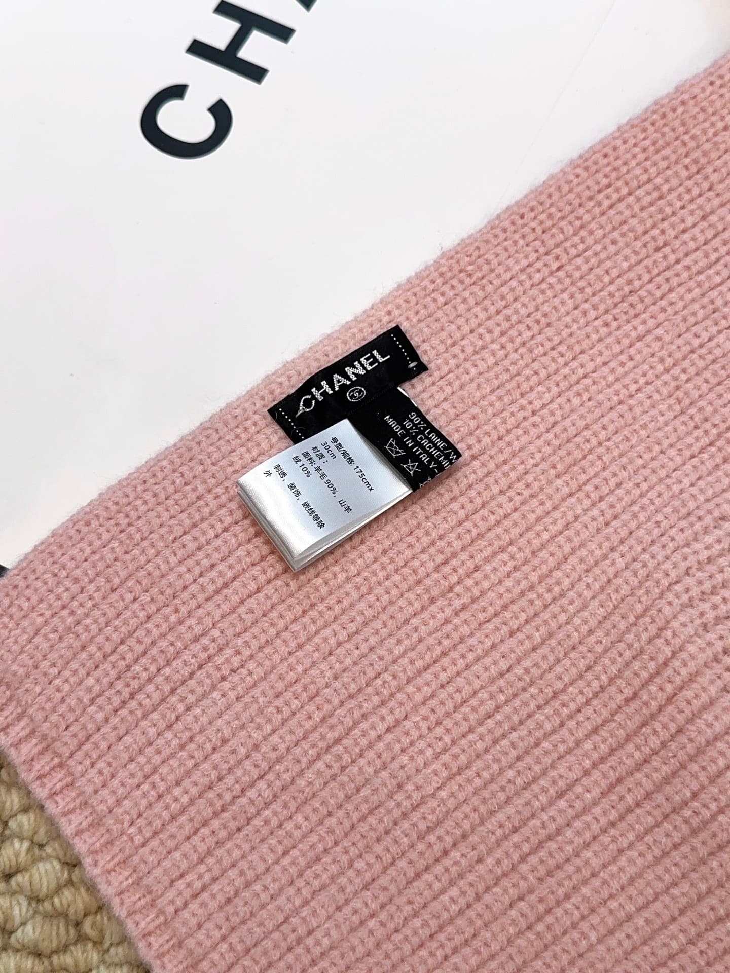C30676 CHANEL【New Arrival】The latest knitting collection from Chanel boutiques! This is a truly rare design—it is also the first scarf in Gucci’s line to be made using solid-colored knitting techniques. It will definitely become the top item in Gucci’s au — image 4