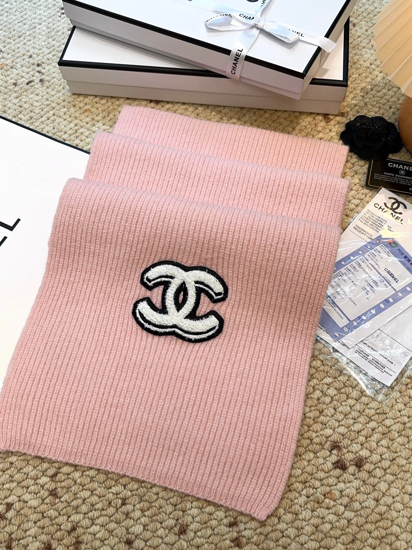 C30676 CHANEL【New Arrival】The latest knitting collection from Chanel boutiques! This is a truly rare design—it is also the first scarf in Gucci’s line to be made using solid-colored knitting techniques. It will definitely become the top item in Gucci’s au — image 3