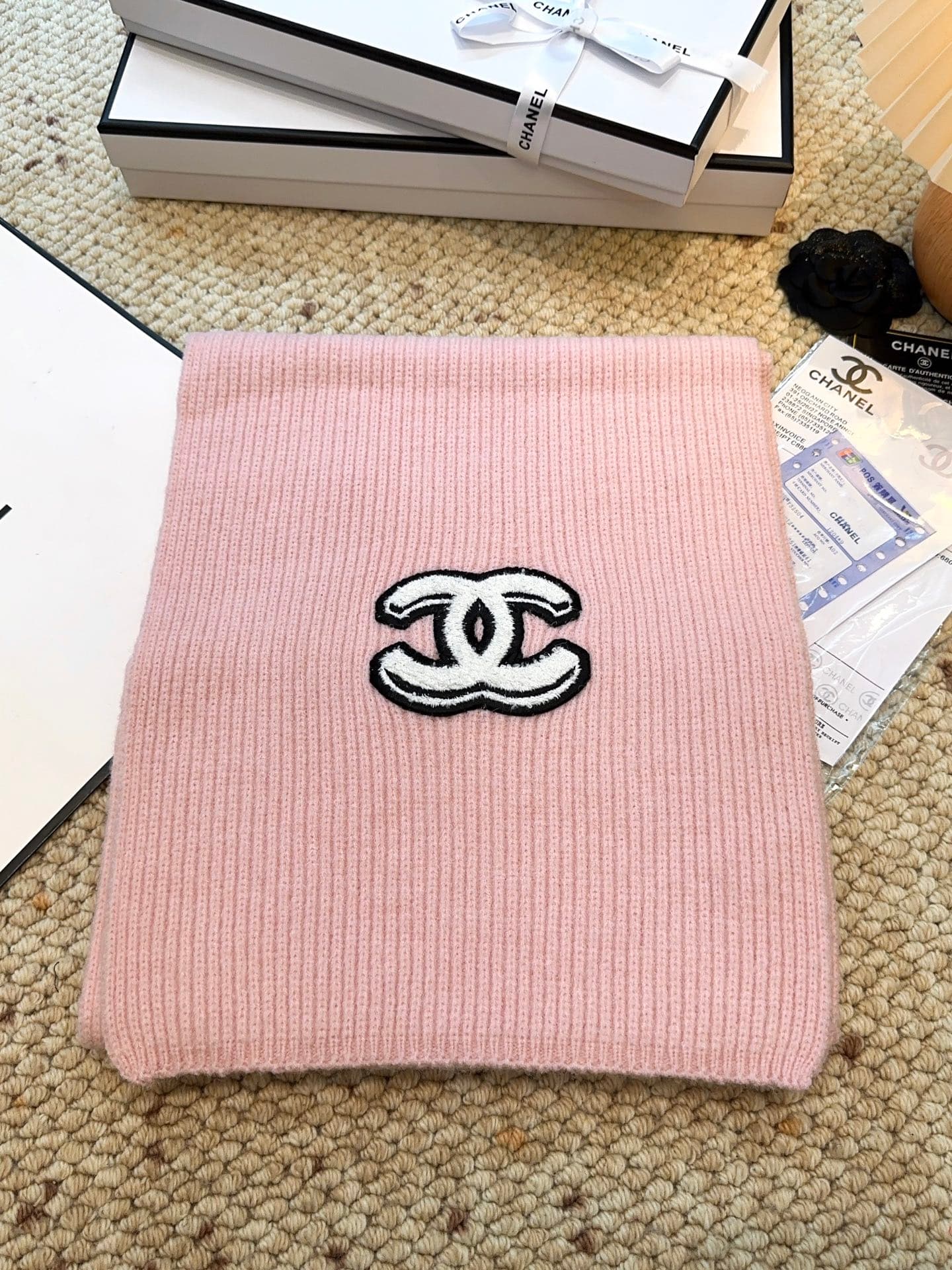 C30676 CHANEL【New Arrival】The latest knitting collection from Chanel boutiques! This is a truly rare design—it is also the first scarf in Gucci’s line to be made using solid-colored knitting techniques. It will definitely become the top item in Gucci’s au — image 5