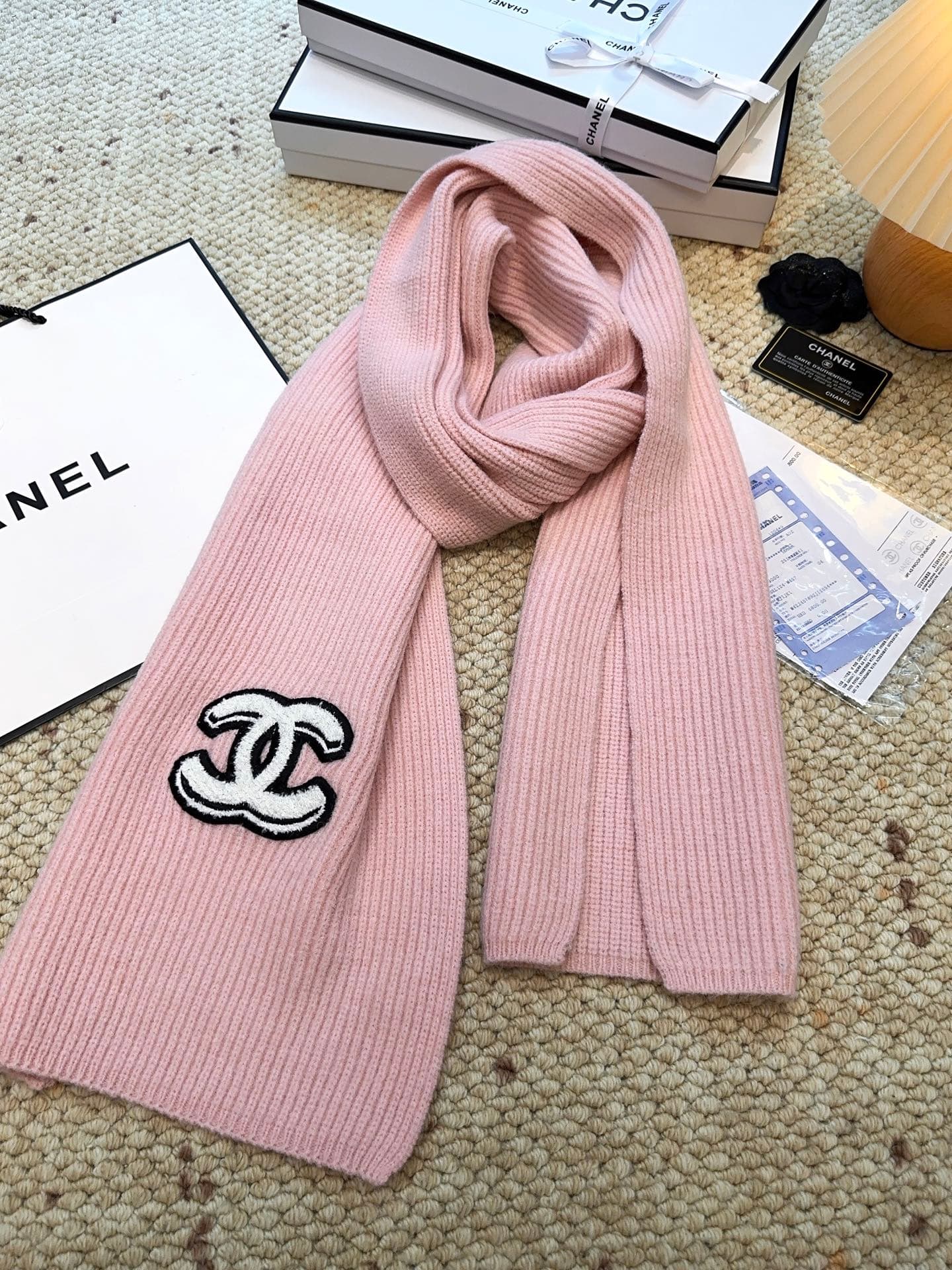 C30676 CHANEL【New Arrival】The latest knitting collection from Chanel boutiques! This is a truly rare design—it is also the first scarf in Gucci’s line to be made using solid-colored knitting techniques. It will definitely become the top item in Gucci’s au — image 2
