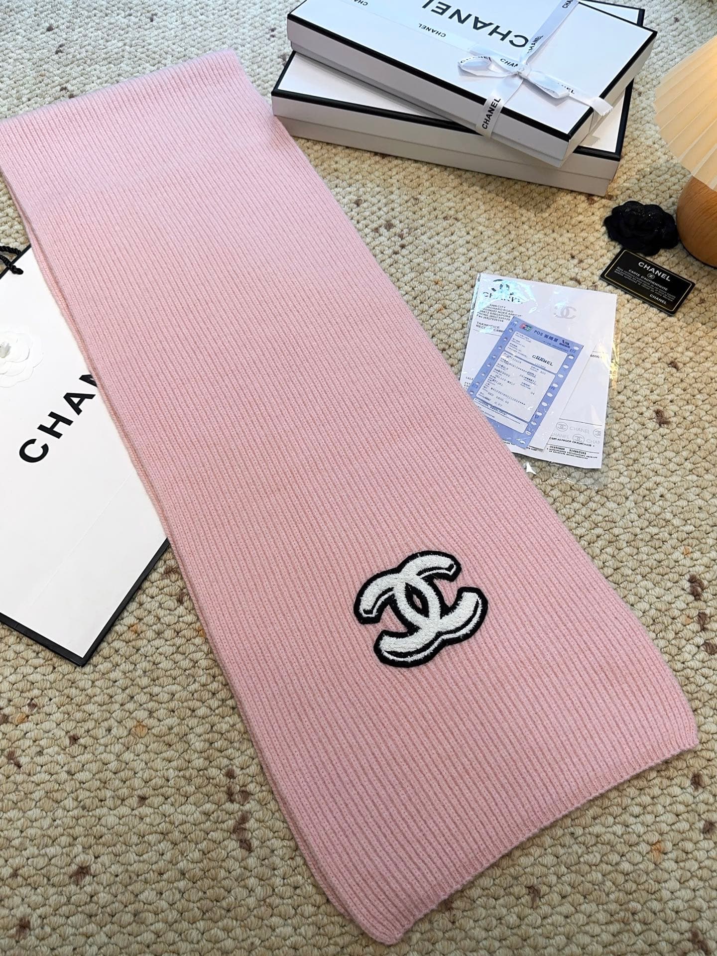 C30676 CHANEL【New Arrival】The latest knitting collection from Chanel boutiques! This is a truly rare design—it is also the first scarf in Gucci’s line to be made using solid-colored knitting techniques. It will definitely become the top item in Gucci’s au — image 7