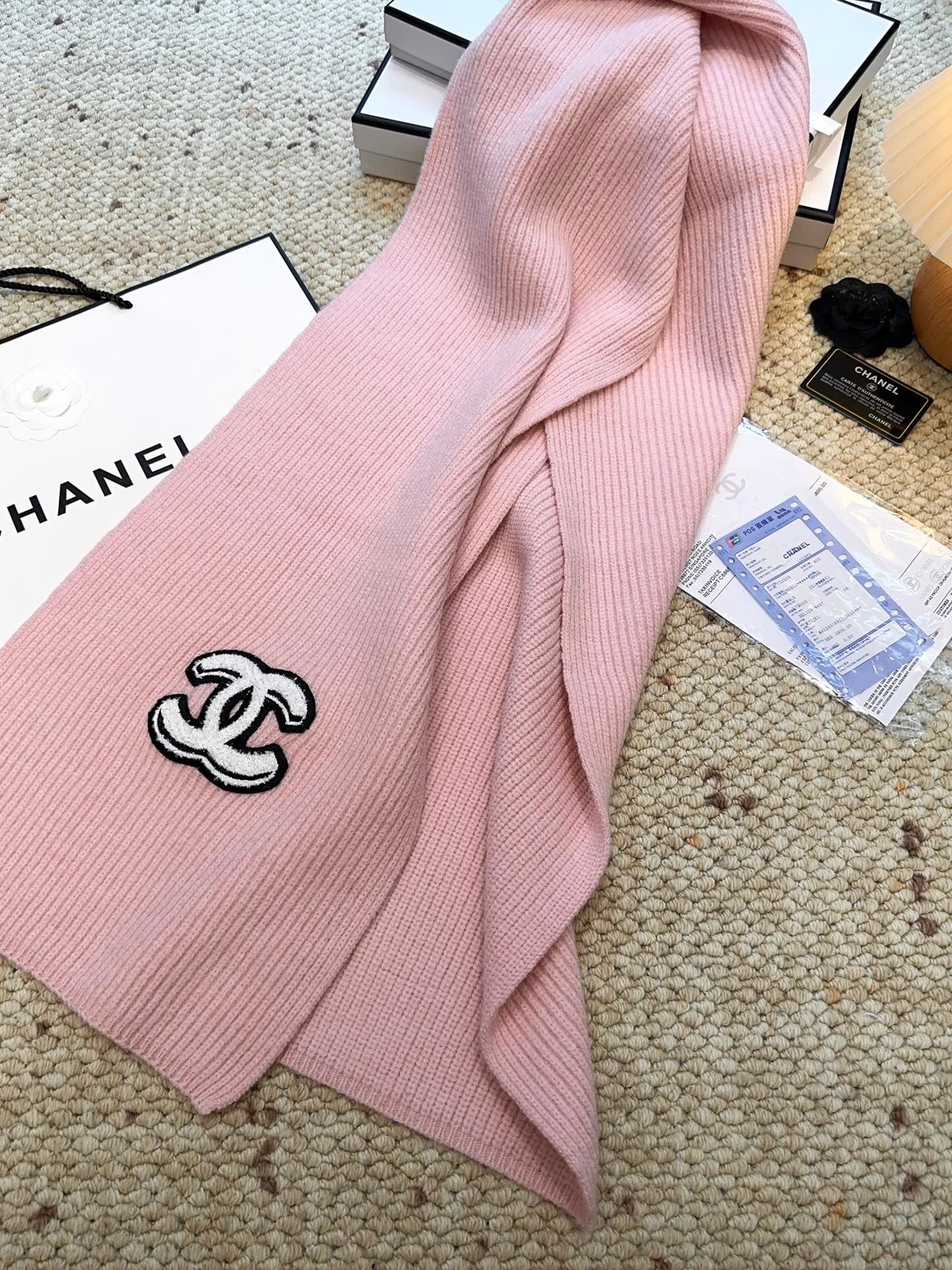 C30676 CHANEL【New Arrival】The latest knitting collection from Chanel boutiques! This is a truly rare design—it is also the first scarf in Gucci’s line to be made using solid-colored knitting techniques. It will definitely become the top item in Gucci’s au — image 8