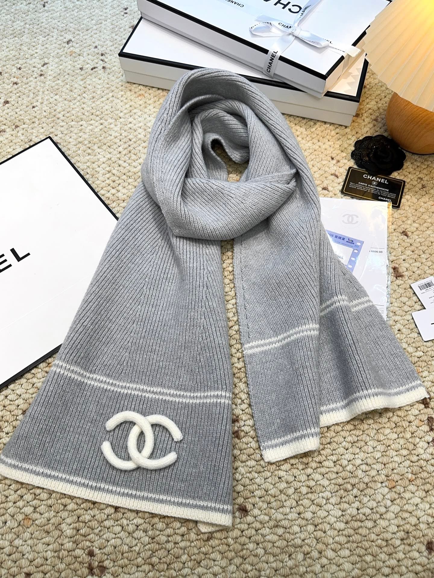 C30675 CHANEL【New Arrival】The latest knitting collection from Chanel boutiques! This is a truly rare style—it is also the first scarf in Chanel’s line to use solid knitting techniques. It will definitely be the top item in Chanel’s autumn and winter colle — image 2