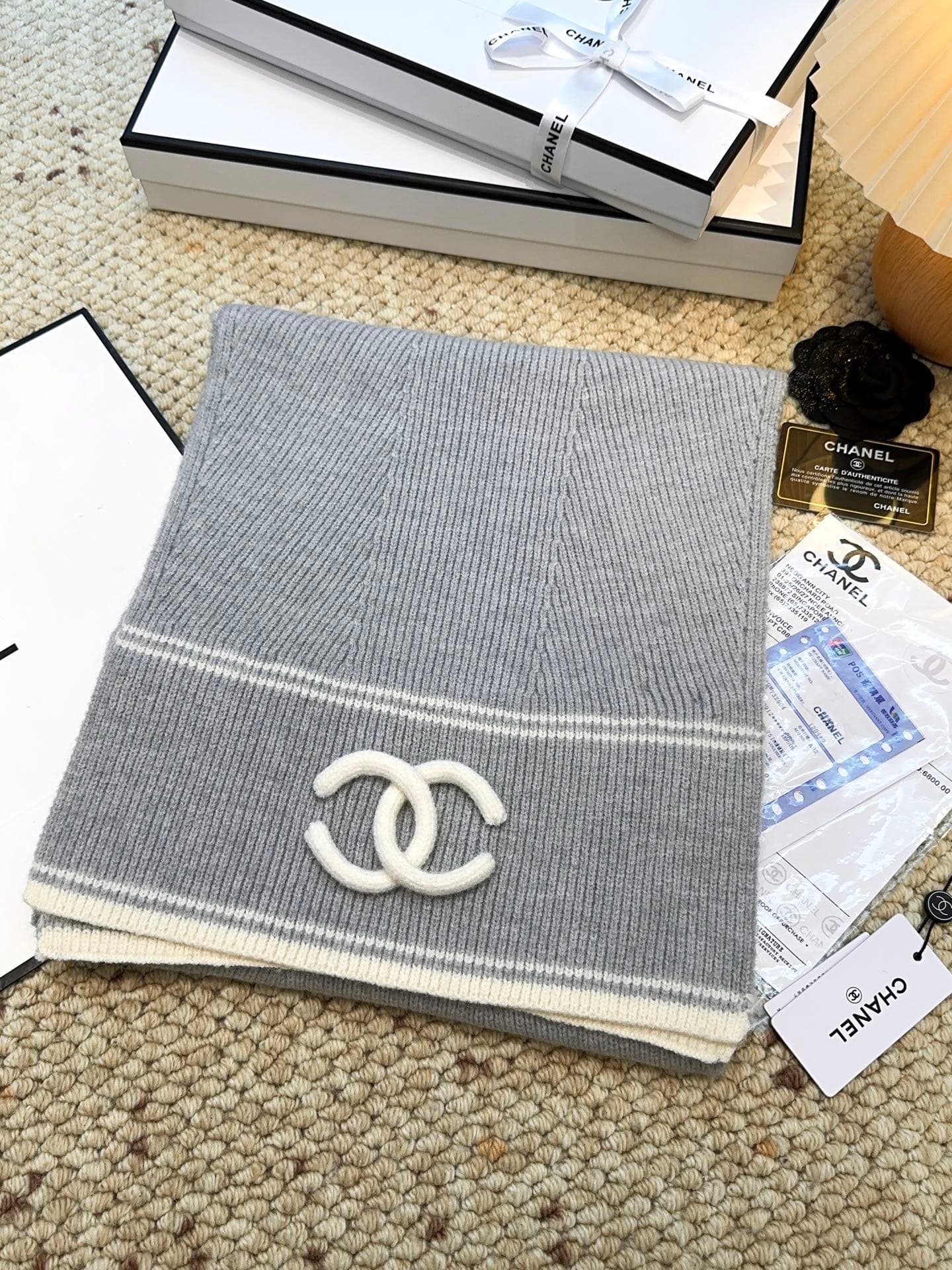 C30675 CHANEL【New Arrival】The latest knitting collection from Chanel boutiques! This is a truly rare style—it is also the first scarf in Chanel’s line to use solid knitting techniques. It will definitely be the top item in Chanel’s autumn and winter colle — image 3