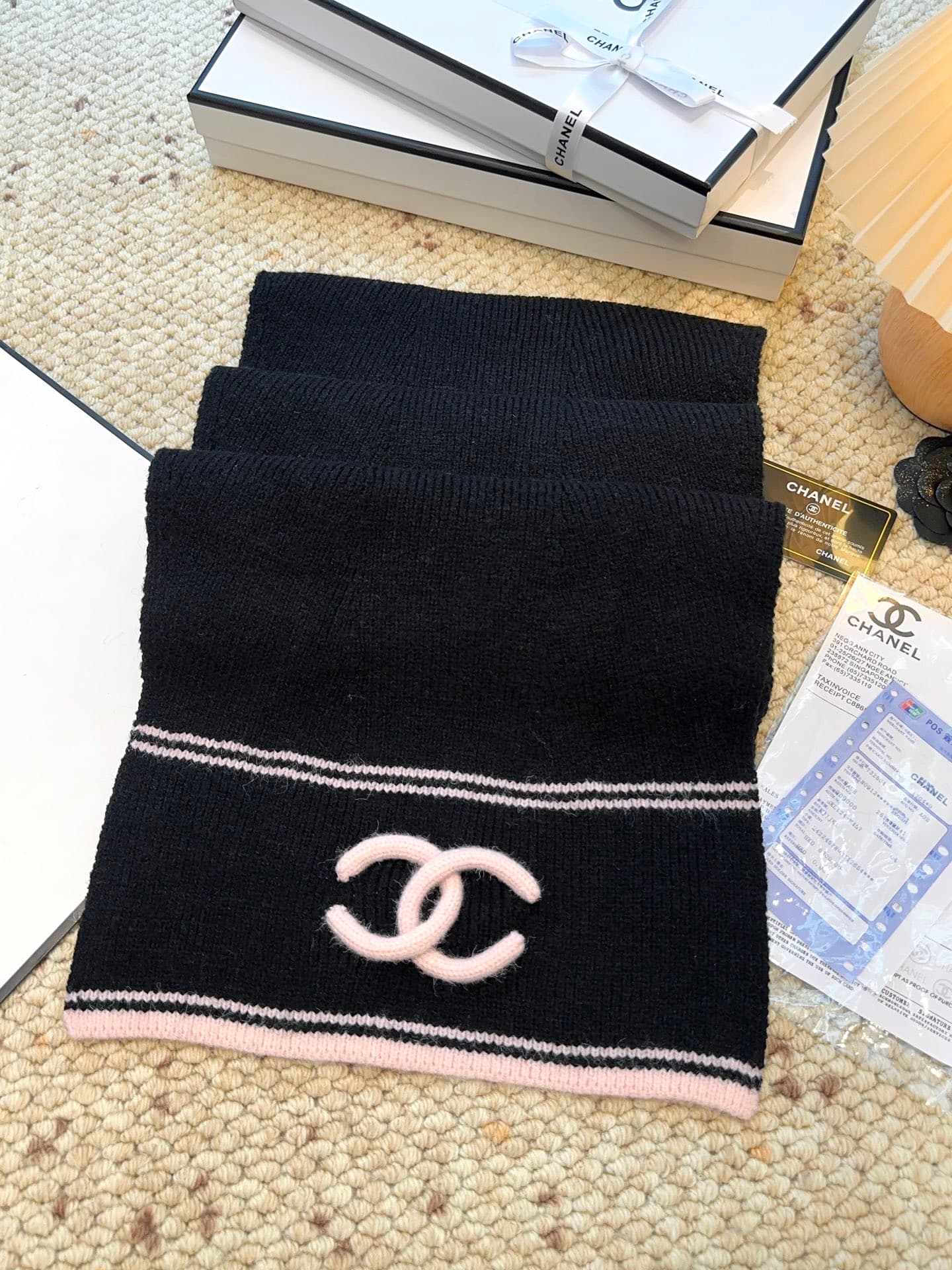 C30674 CHANEL【New Arrival】The latest knitting collection from Chanel boutiques! This is a truly rare style—it is also the first scarf in Schiaparelli’s line to use solid knitting techniques. It will definitely be the top item in Schiaparelli’s autumn and  — image 3