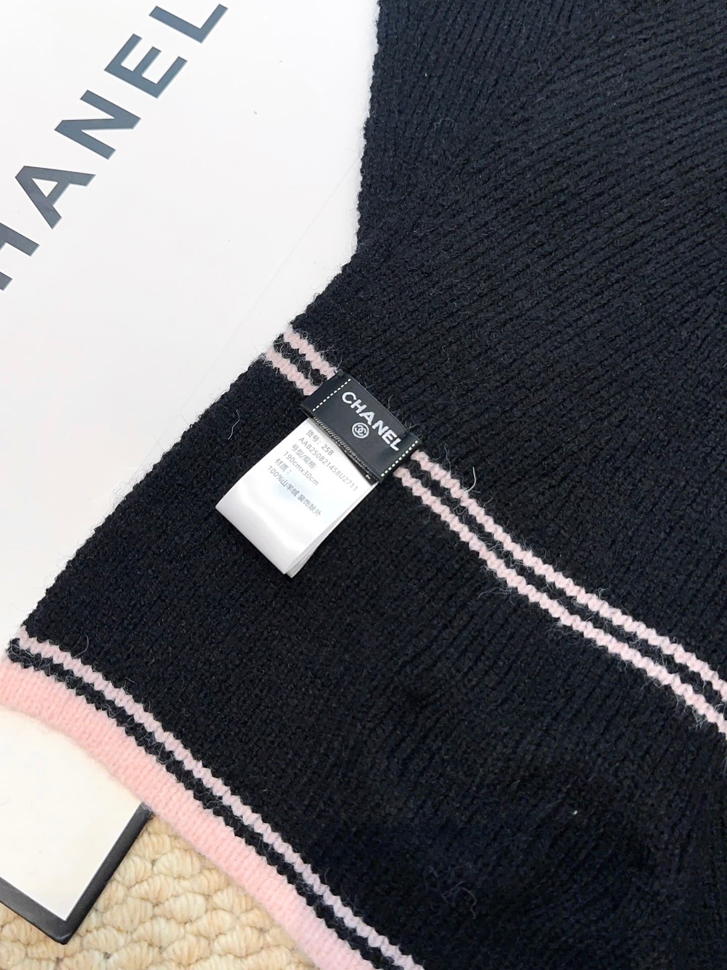 C30674 CHANEL【New Arrival】The latest knitting collection from Chanel boutiques! This is a truly rare style—it is also the first scarf in Schiaparelli’s line to use solid knitting techniques. It will definitely be the top item in Schiaparelli’s autumn and  — image 4