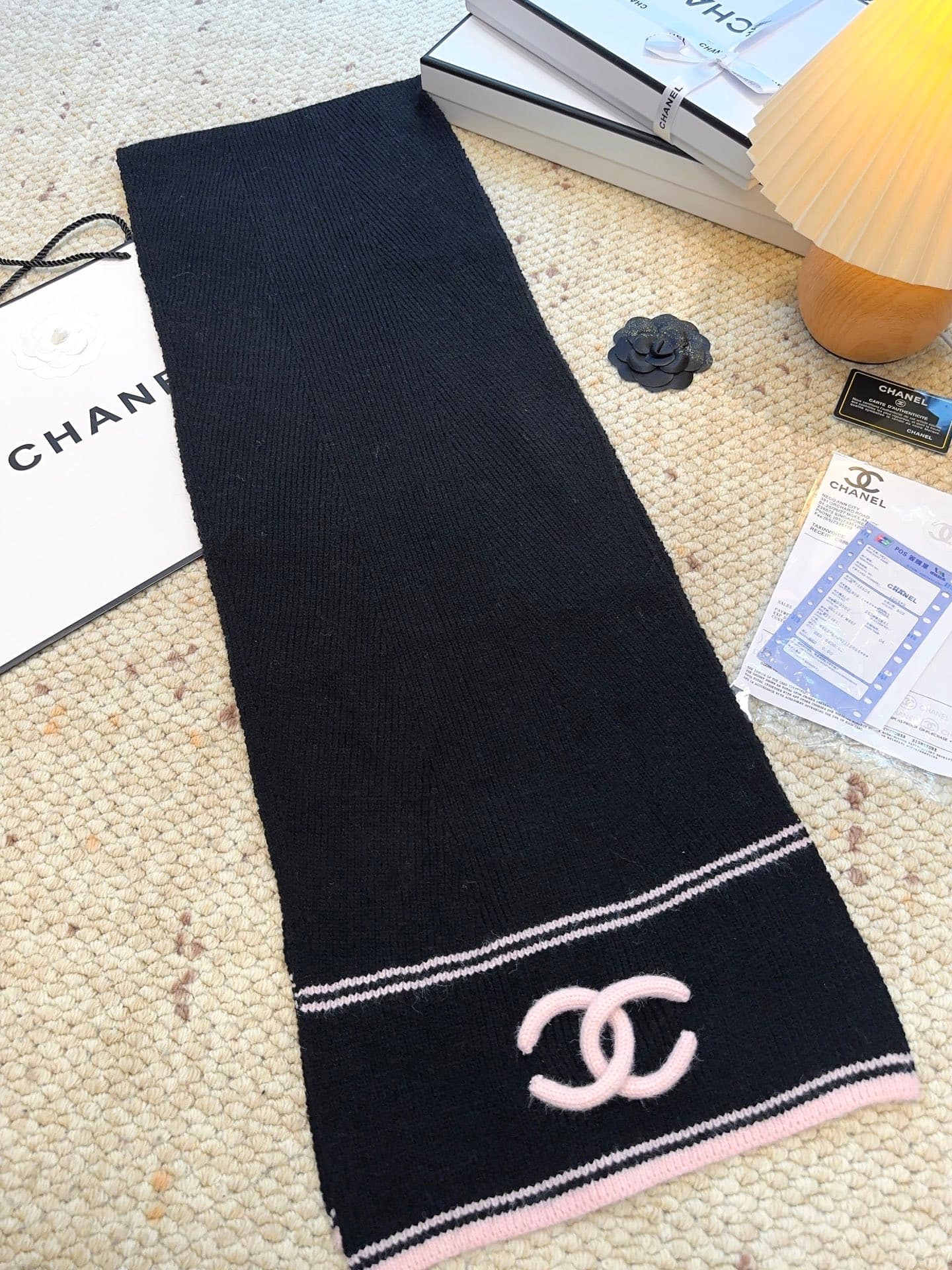 C30674 CHANEL【New Arrival】The latest knitting collection from Chanel boutiques! This is a truly rare style—it is also the first scarf in Schiaparelli’s line to use solid knitting techniques. It will definitely be the top item in Schiaparelli’s autumn and  — image 8