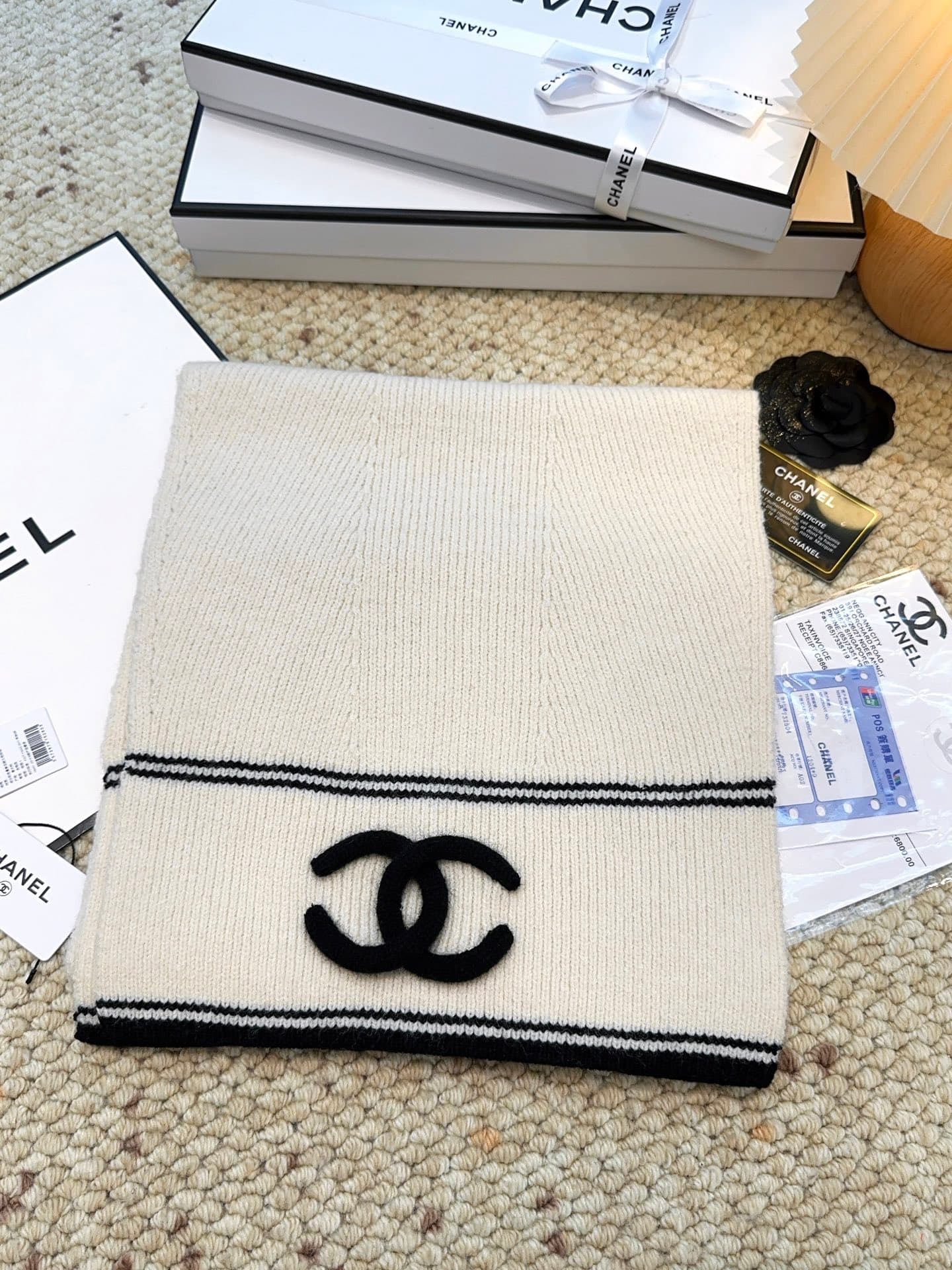 C30673 CHANEL【New Arrival】The latest knitting collection from Chanel boutiques! This is a truly rare style—it is also the first scarf in Gucci’s line to be made using solid-colored knitting techniques. It will definitely become a popular item during autum — image 5