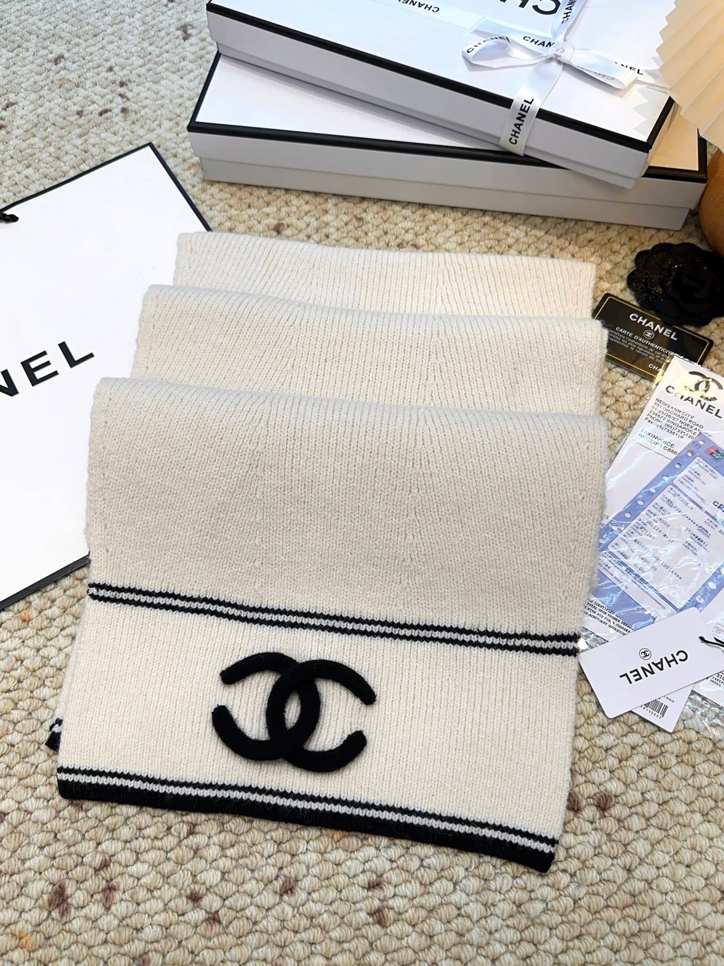 C30673 CHANEL【New Arrival】The latest knitting collection from Chanel boutiques! This is a truly rare style—it is also the first scarf in Gucci’s line to be made using solid-colored knitting techniques. It will definitely become a popular item during autum — image 3