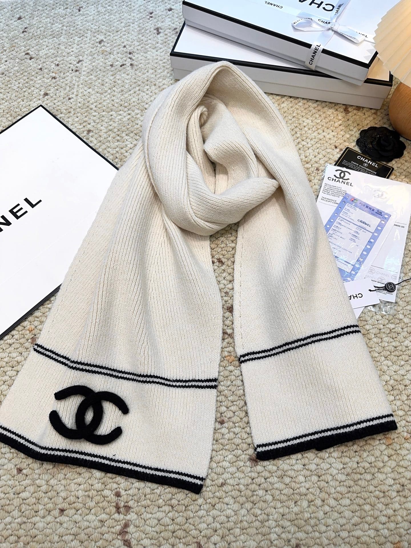 C30673 CHANEL【New Arrival】The latest knitting collection from Chanel boutiques! This is a truly rare style—it is also the first scarf in Gucci’s line to be made using solid-colored knitting techniques. It will definitely become a popular item during autum — image 2