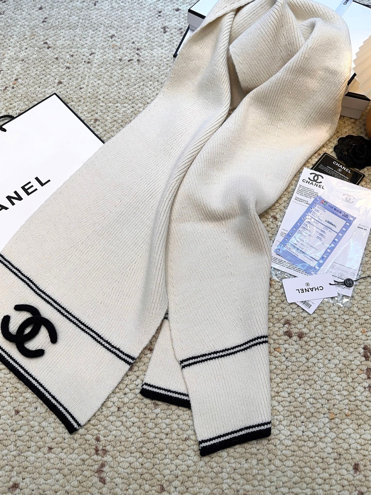 C30673 CHANEL【New Arrival】The latest knitting collection from Chanel boutiques! This is a truly rare style—it is also the first scarf in Gucci’s line to be made using solid-colored knitting techniques. It will definitely become a popular item during autum — image 8