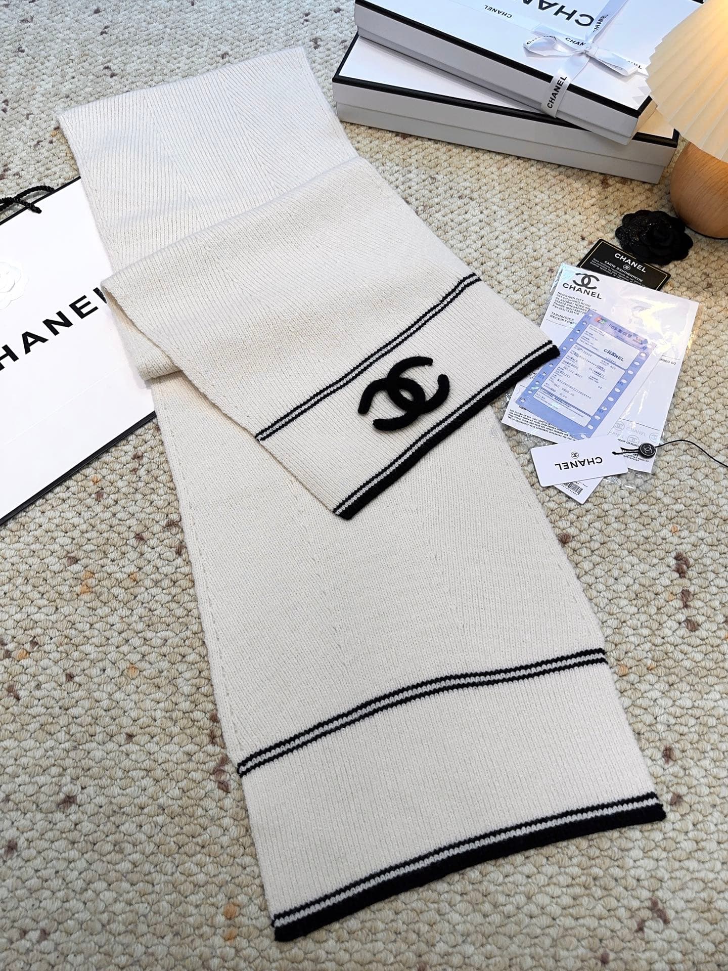 C30673 CHANEL【New Arrival】The latest knitting collection from Chanel boutiques! This is a truly rare style—it is also the first scarf in Gucci’s line to be made using solid-colored knitting techniques. It will definitely become a popular item during autum — image 7
