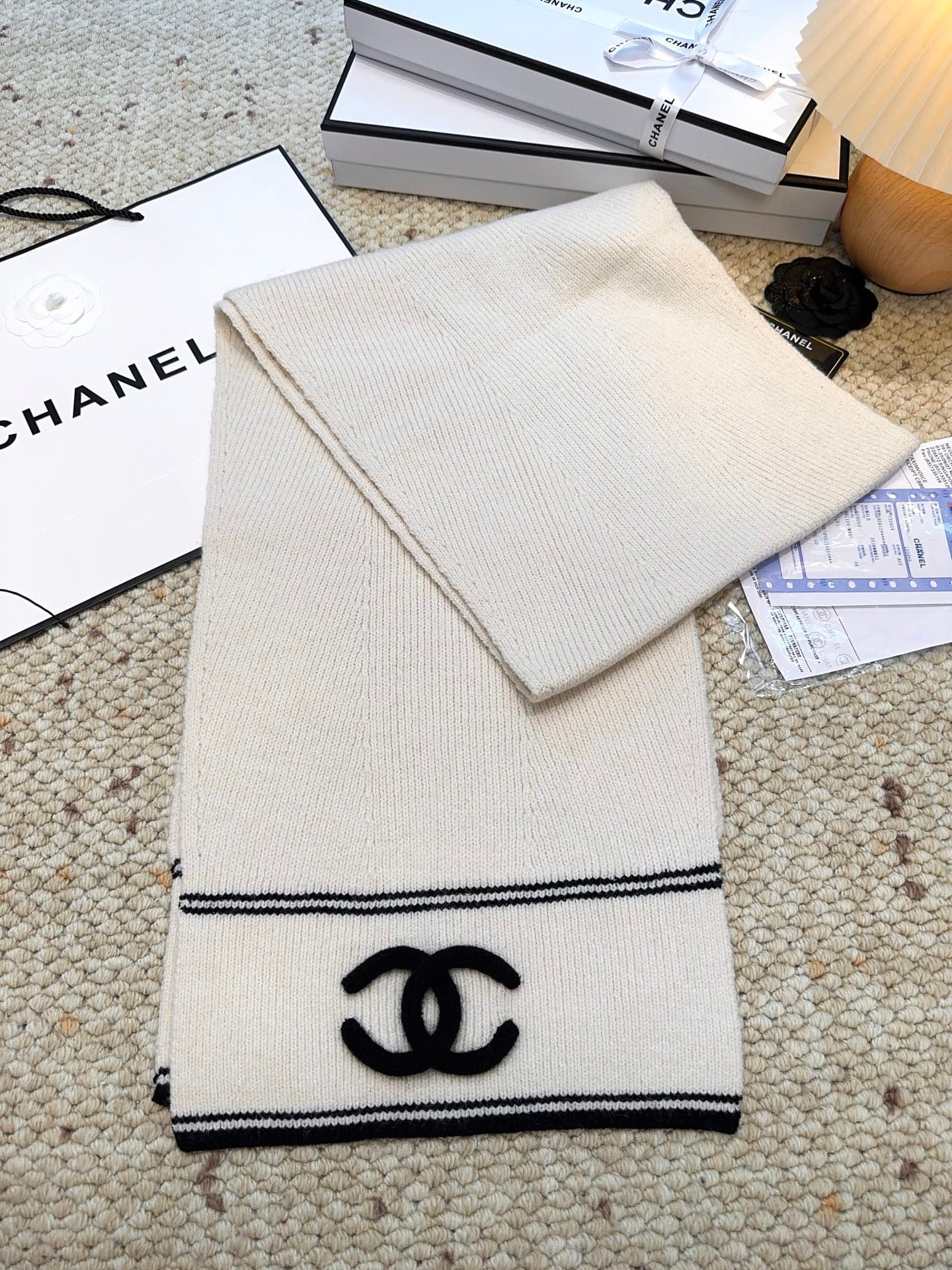 C30673 CHANEL【New Arrival】The latest knitting collection from Chanel boutiques! This is a truly rare style—it is also the first scarf in Gucci’s line to be made using solid-colored knitting techniques. It will definitely become a popular item during autum — image 6