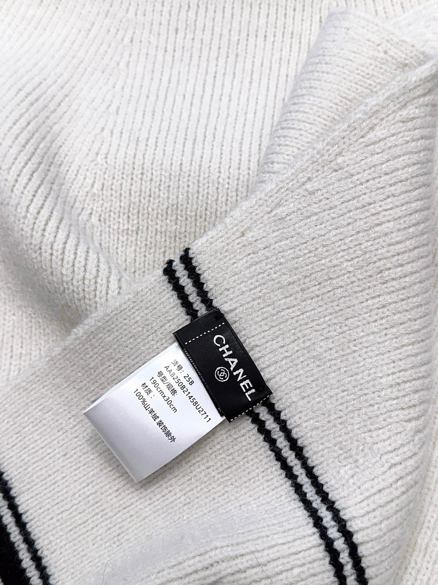 C30673 CHANEL【New Arrival】The latest knitting collection from Chanel boutiques! This is a truly rare style—it is also the first scarf in Gucci’s line to be made using solid-colored knitting techniques. It will definitely become a popular item during autum — image 4