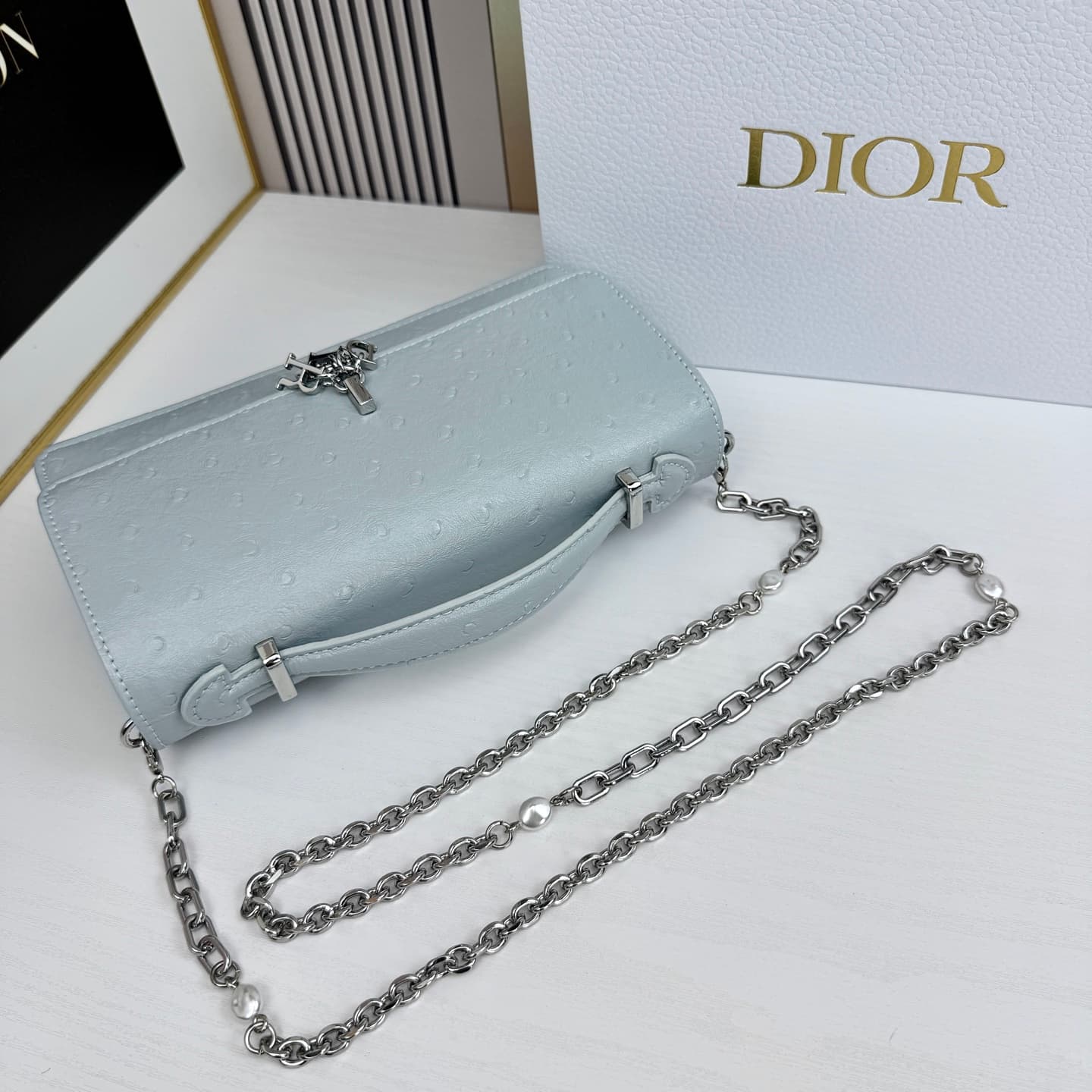 C1836 The latest brick-shaped cabinet handbag features a pearl chain design 🎀. It has a cowhide material with ostrich pattern details, along with classic letter-shaped decorative straps 🎀👏. The unique handle design, combined with the soft ostrich pattern, — image 6