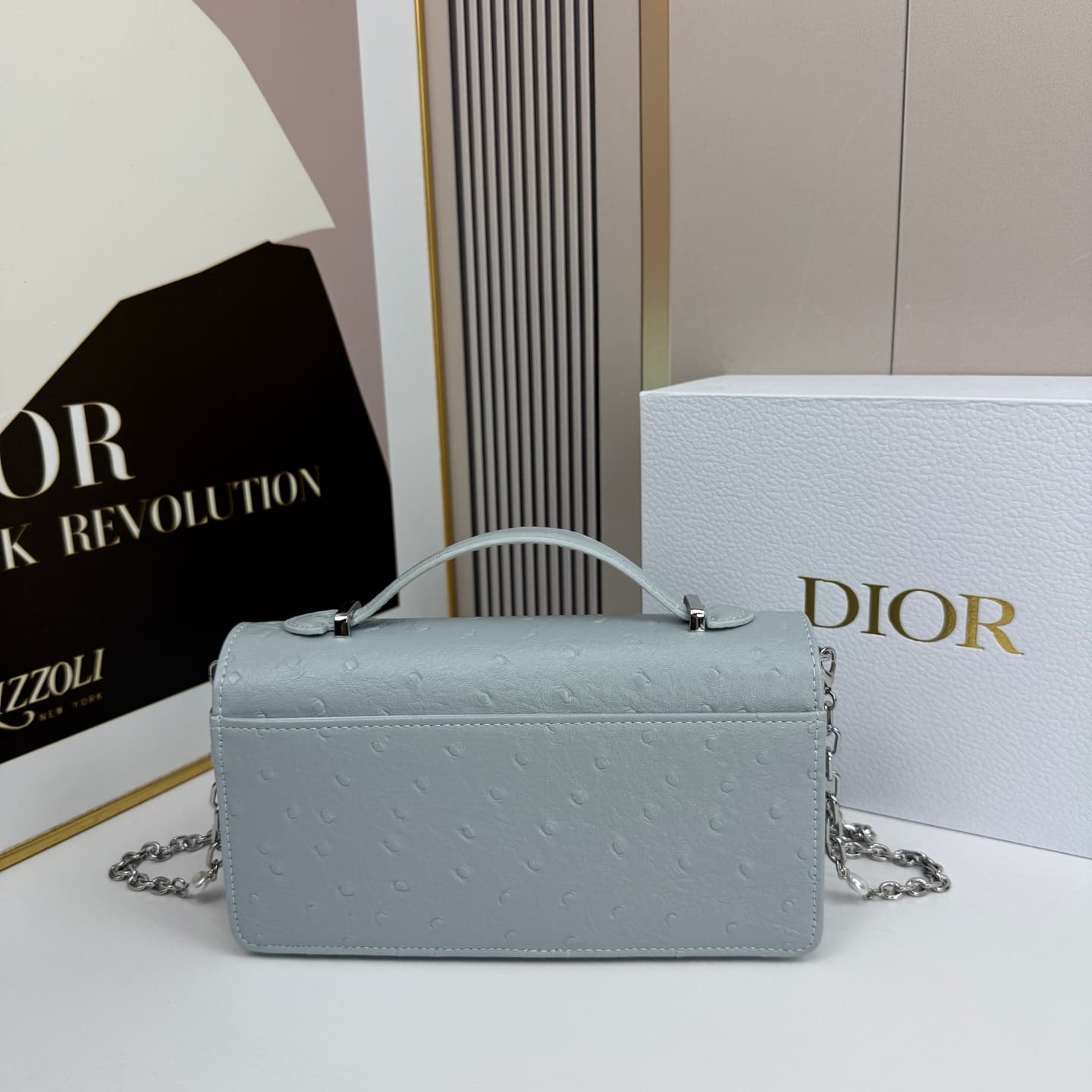 C1836 The latest brick-shaped cabinet handbag features a pearl chain design 🎀. It has a cowhide material with ostrich pattern details, along with classic letter-shaped decorative straps 🎀👏. The unique handle design, combined with the soft ostrich pattern, — image 2