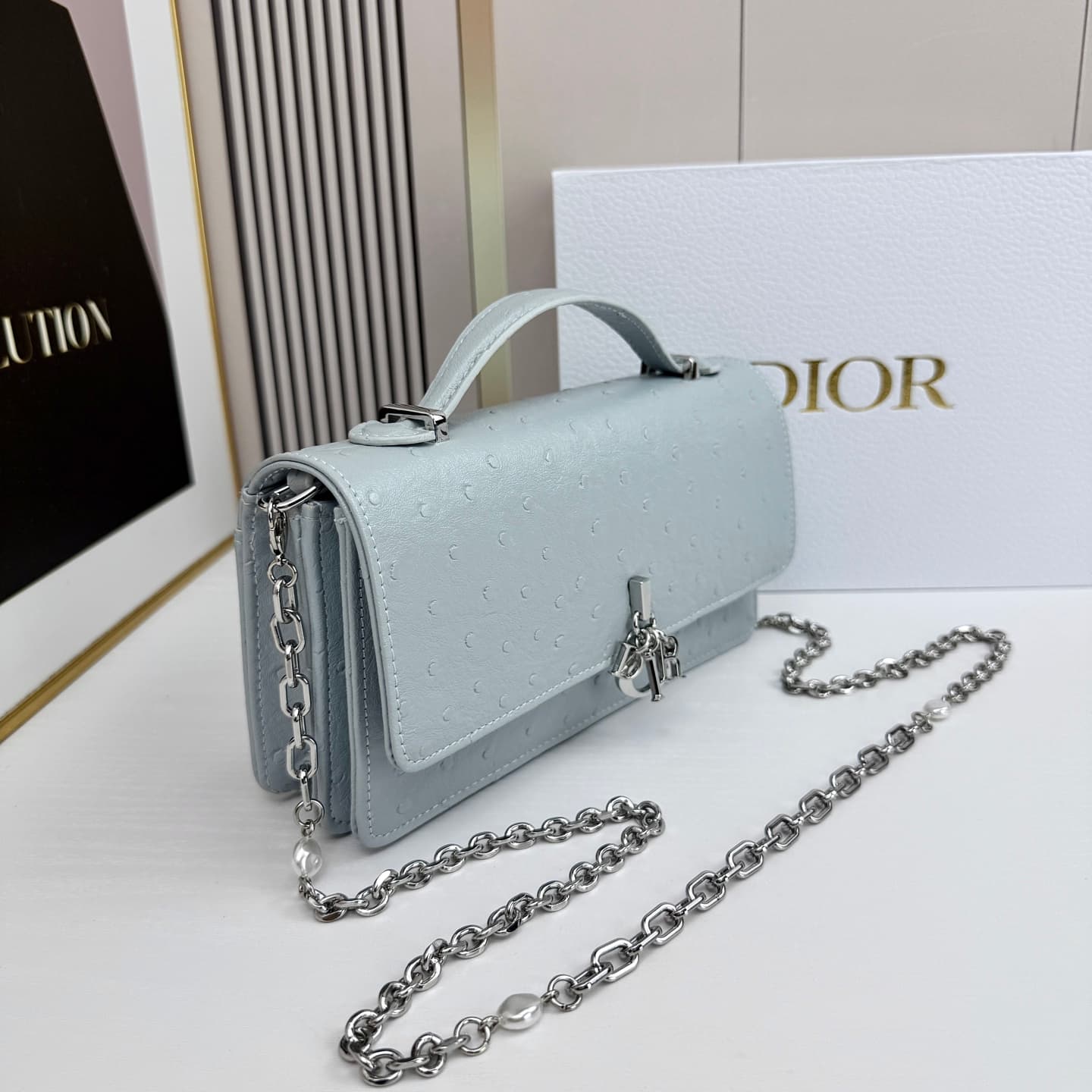 C1836 The latest brick-shaped cabinet handbag features a pearl chain design 🎀. It has a cowhide material with ostrich pattern details, along with classic letter-shaped decorative straps 🎀👏. The unique handle design, combined with the soft ostrich pattern, — image 3