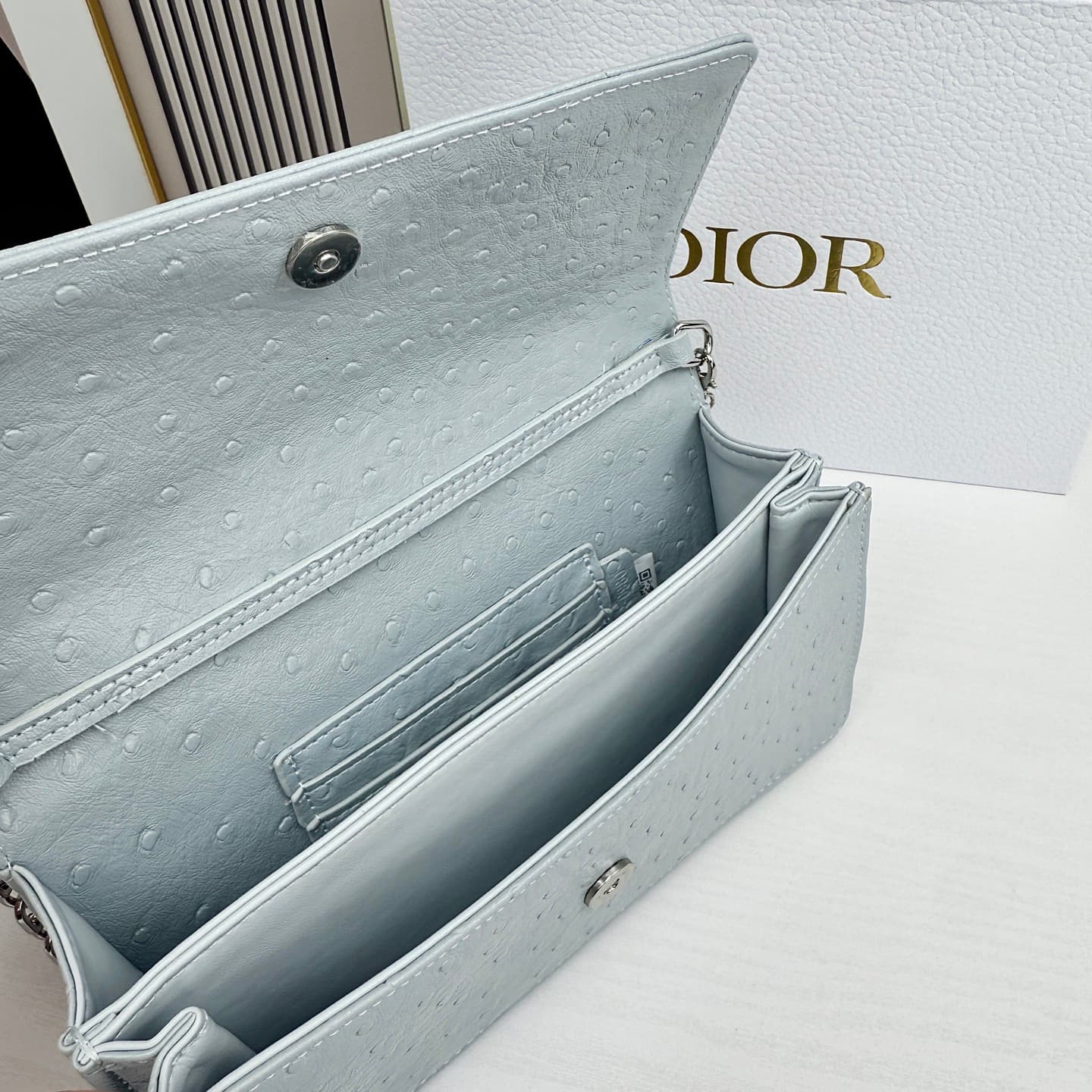 C1836 The latest brick-shaped cabinet handbag features a pearl chain design 🎀. It has a cowhide material with ostrich pattern details, along with classic letter-shaped decorative straps 🎀👏. The unique handle design, combined with the soft ostrich pattern, — image 8
