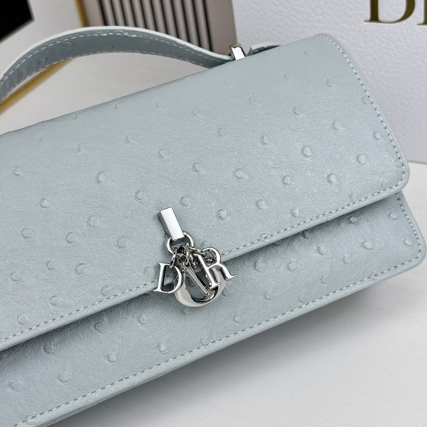 C1836 The latest brick-shaped cabinet handbag features a pearl chain design 🎀. It has a cowhide material with ostrich pattern details, along with classic letter-shaped decorative straps 🎀👏. The unique handle design, combined with the soft ostrich pattern, — image 4