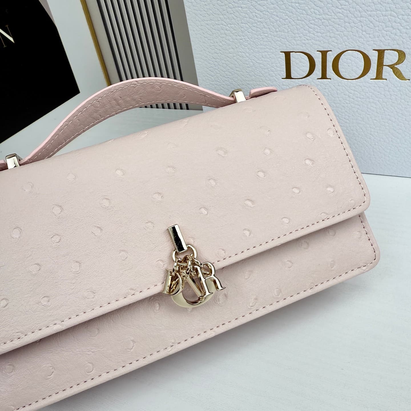 C1835 The latest brick-shaped cabinet handbag features a pearl chain design 🎀. It has a cowhide material with ostrich-patterned details, and classic letter-shaped straps 🎀👏. The unique handle design, combined with the soft ostrich-patterned texture, makes — image 4