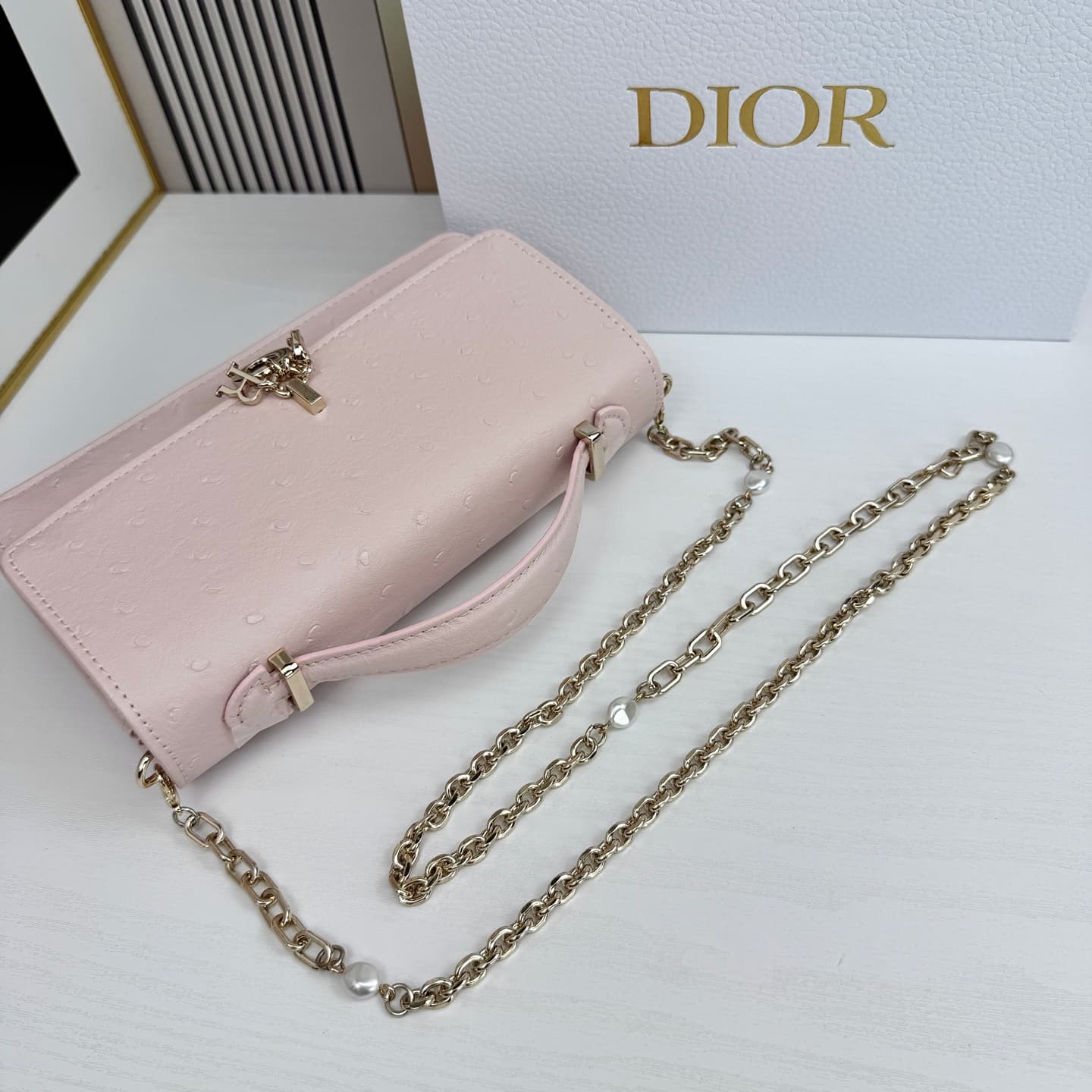 C1835 The latest brick-shaped cabinet handbag features a pearl chain design 🎀. It has a cowhide material with ostrich-patterned details, and classic letter-shaped straps 🎀👏. The unique handle design, combined with the soft ostrich-patterned texture, makes — image 6