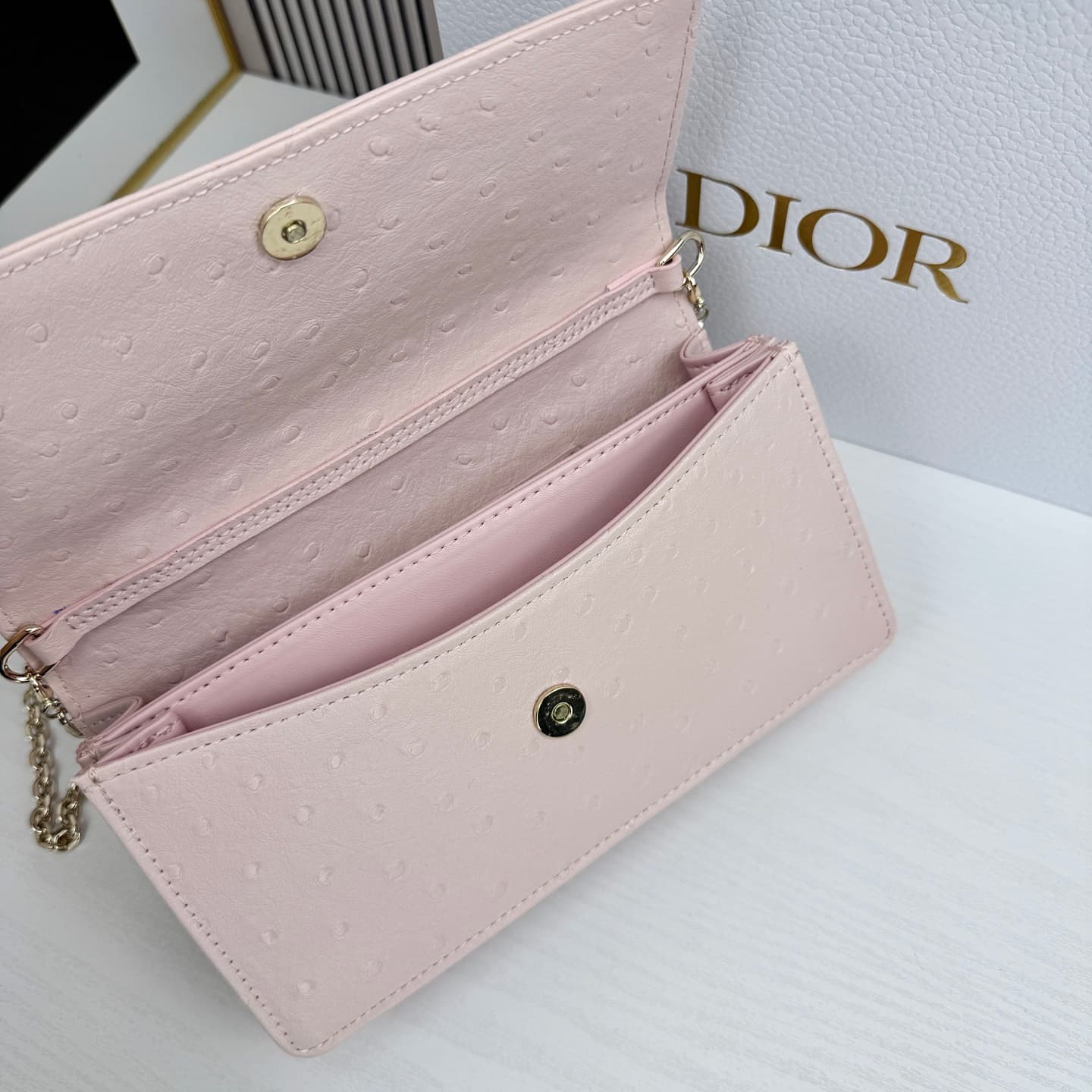 C1835 The latest brick-shaped cabinet handbag features a pearl chain design 🎀. It has a cowhide material with ostrich-patterned details, and classic letter-shaped straps 🎀👏. The unique handle design, combined with the soft ostrich-patterned texture, makes — image 8