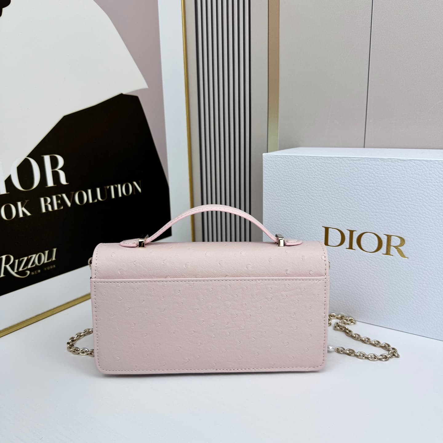 C1835 The latest brick-shaped cabinet handbag features a pearl chain design 🎀. It has a cowhide material with ostrich-patterned details, and classic letter-shaped straps 🎀👏. The unique handle design, combined with the soft ostrich-patterned texture, makes — image 2