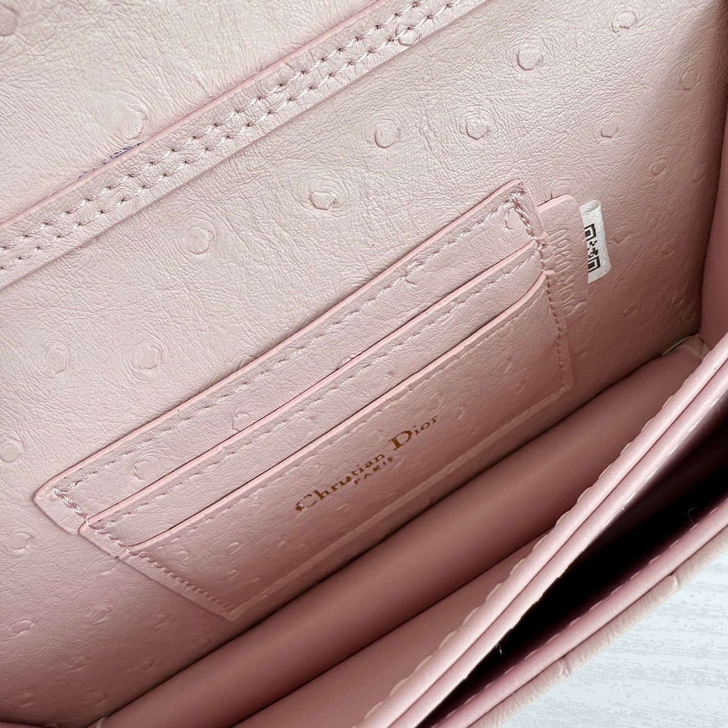 C1835 The latest brick-shaped cabinet handbag features a pearl chain design 🎀. It has a cowhide material with ostrich-patterned details, and classic letter-shaped straps 🎀👏. The unique handle design, combined with the soft ostrich-patterned texture, makes — image 7