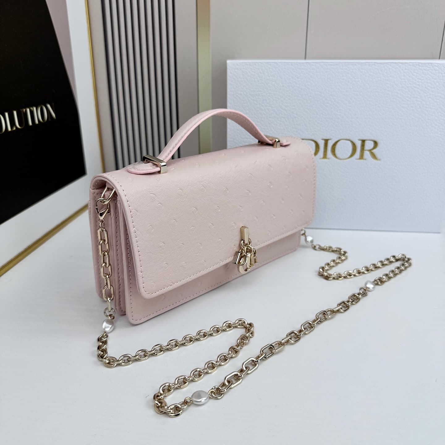 C1835 The latest brick-shaped cabinet handbag features a pearl chain design 🎀. It has a cowhide material with ostrich-patterned details, and classic letter-shaped straps 🎀👏. The unique handle design, combined with the soft ostrich-patterned texture, makes — image 3