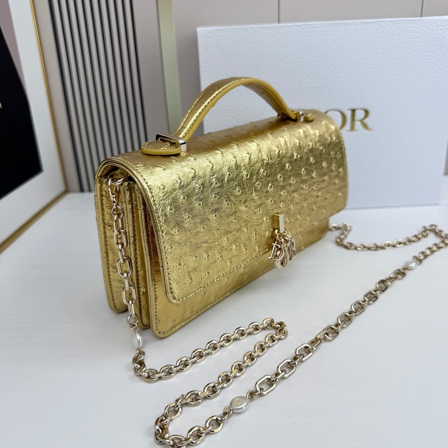 C1834 The latest brick-shaped handbag features a pearl chain design 🎀. It has a cowhide material with ostrich pattern detailing, and classic letter-shaped pendants 🎀👏. The unique handle design, combined with the soft ostrich pattern, makes it elegant and  — image 3