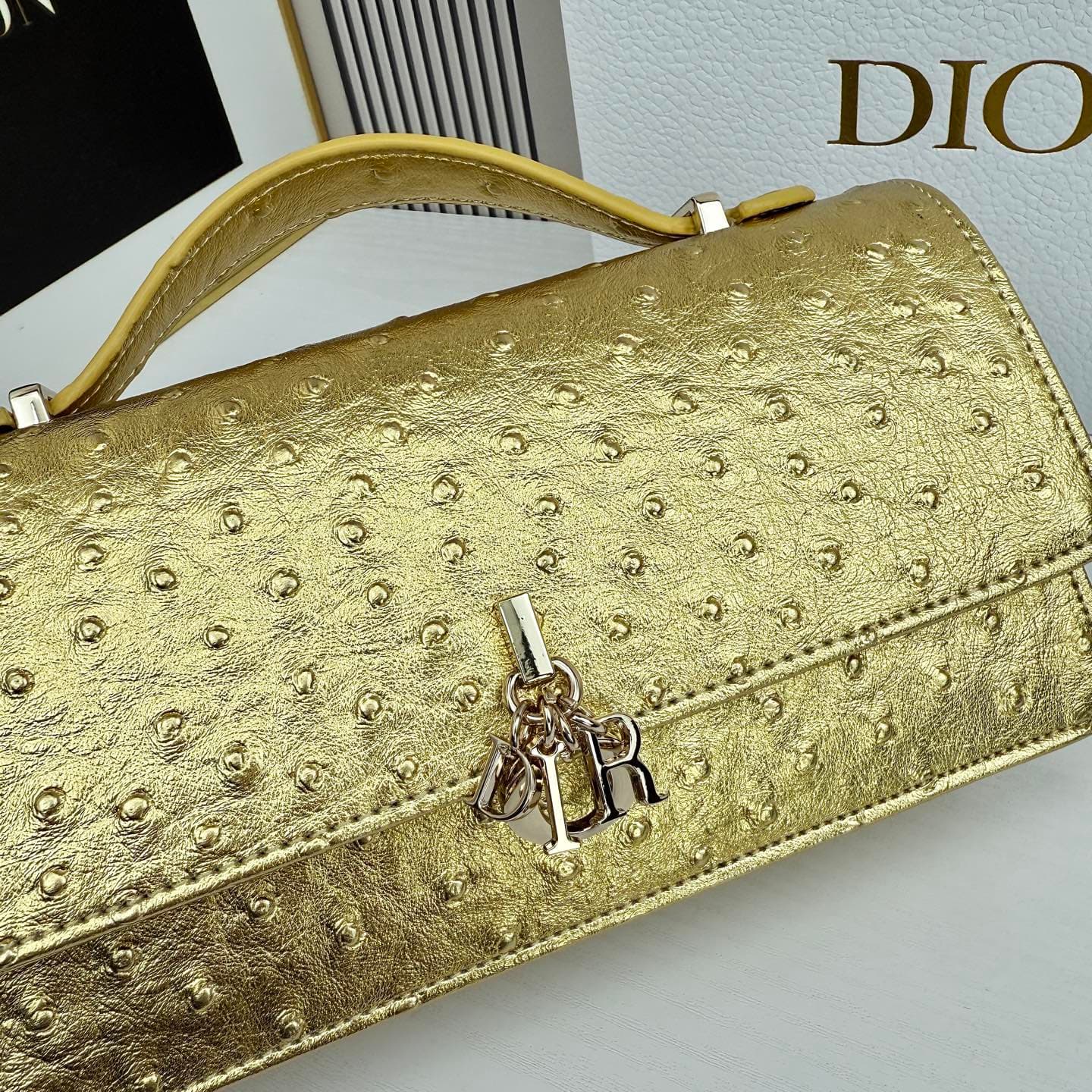 C1834 The latest brick-shaped handbag features a pearl chain design 🎀. It has a cowhide material with ostrich pattern detailing, and classic letter-shaped pendants 🎀👏. The unique handle design, combined with the soft ostrich pattern, makes it elegant and  — image 4
