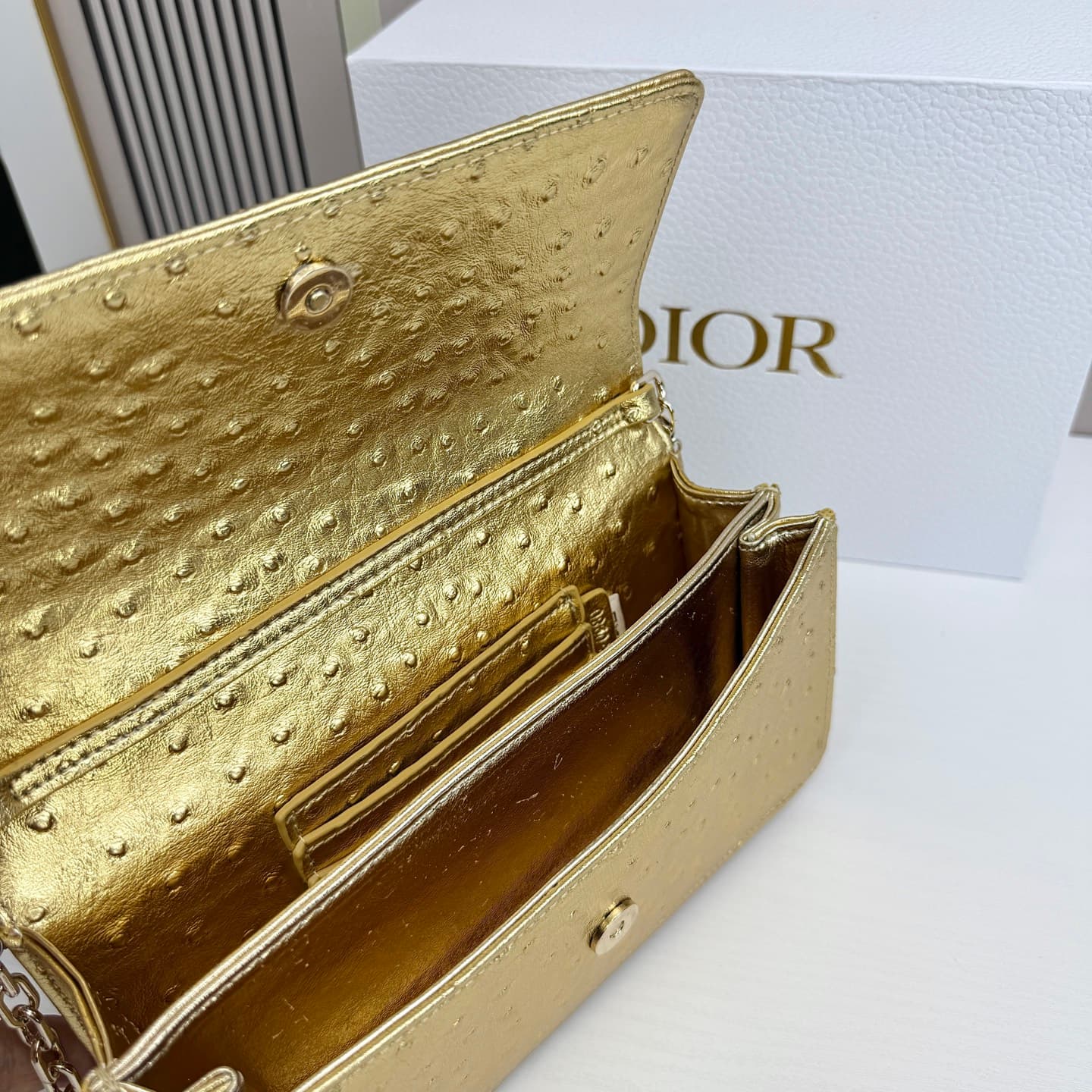 C1834 The latest brick-shaped handbag features a pearl chain design 🎀. It has a cowhide material with ostrich pattern detailing, and classic letter-shaped pendants 🎀👏. The unique handle design, combined with the soft ostrich pattern, makes it elegant and  — image 7