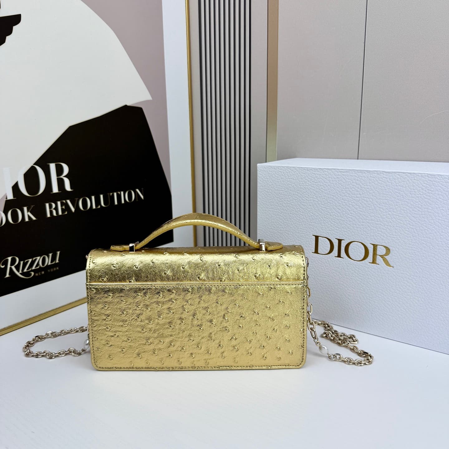 C1834 The latest brick-shaped handbag features a pearl chain design 🎀. It has a cowhide material with ostrich pattern detailing, and classic letter-shaped pendants 🎀👏. The unique handle design, combined with the soft ostrich pattern, makes it elegant and  — image 2