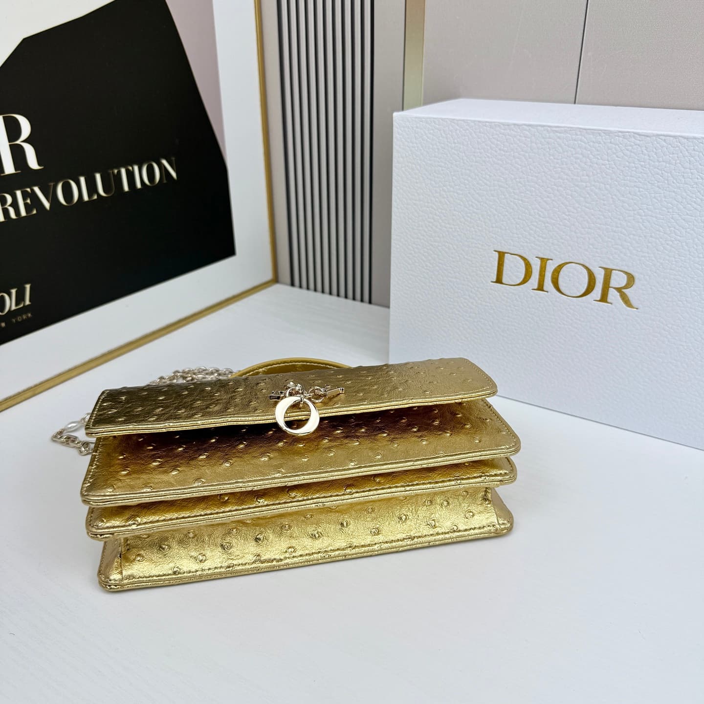 C1834 The latest brick-shaped handbag features a pearl chain design 🎀. It has a cowhide material with ostrich pattern detailing, and classic letter-shaped pendants 🎀👏. The unique handle design, combined with the soft ostrich pattern, makes it elegant and  — image 5