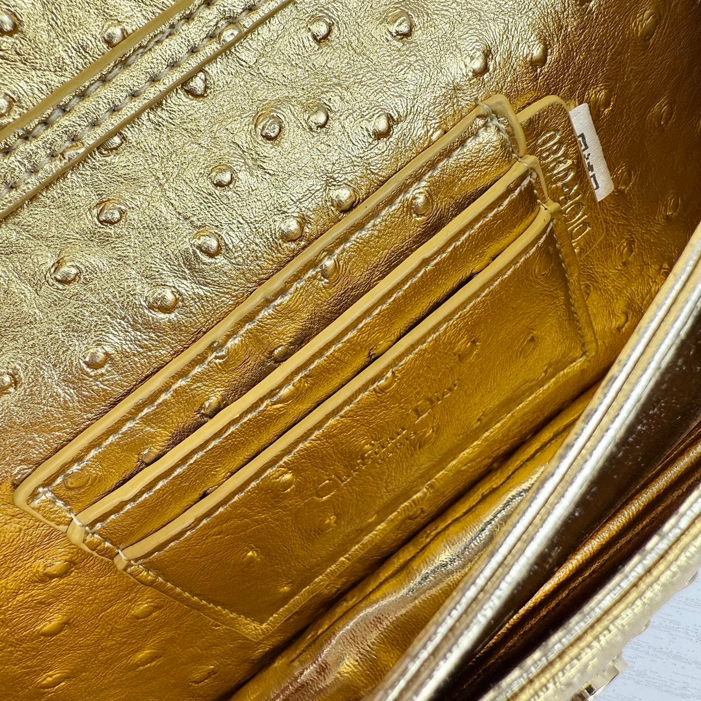 C1834 The latest brick-shaped handbag features a pearl chain design 🎀. It has a cowhide material with ostrich pattern detailing, and classic letter-shaped pendants 🎀👏. The unique handle design, combined with the soft ostrich pattern, makes it elegant and  — image 8