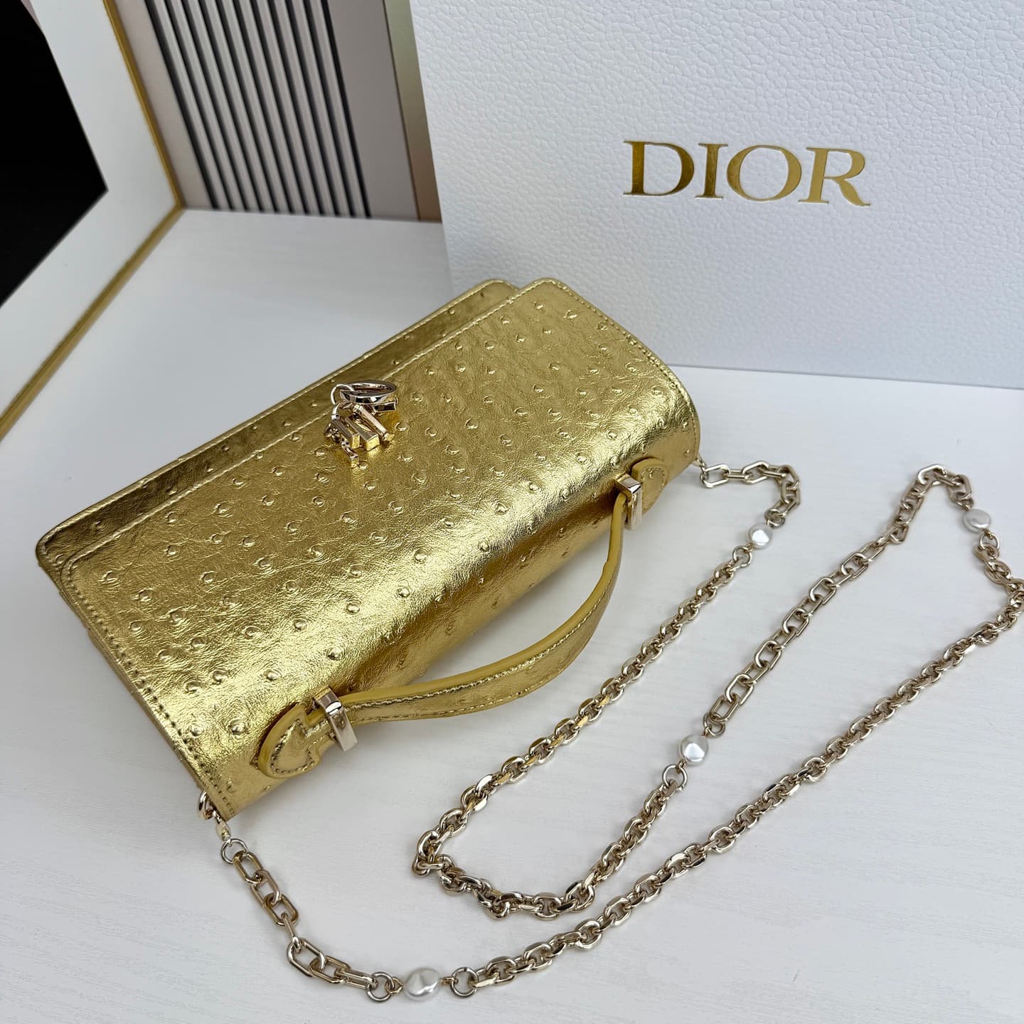 C1834 The latest brick-shaped handbag features a pearl chain design 🎀. It has a cowhide material with ostrich pattern detailing, and classic letter-shaped pendants 🎀👏. The unique handle design, combined with the soft ostrich pattern, makes it elegant and  — image 6