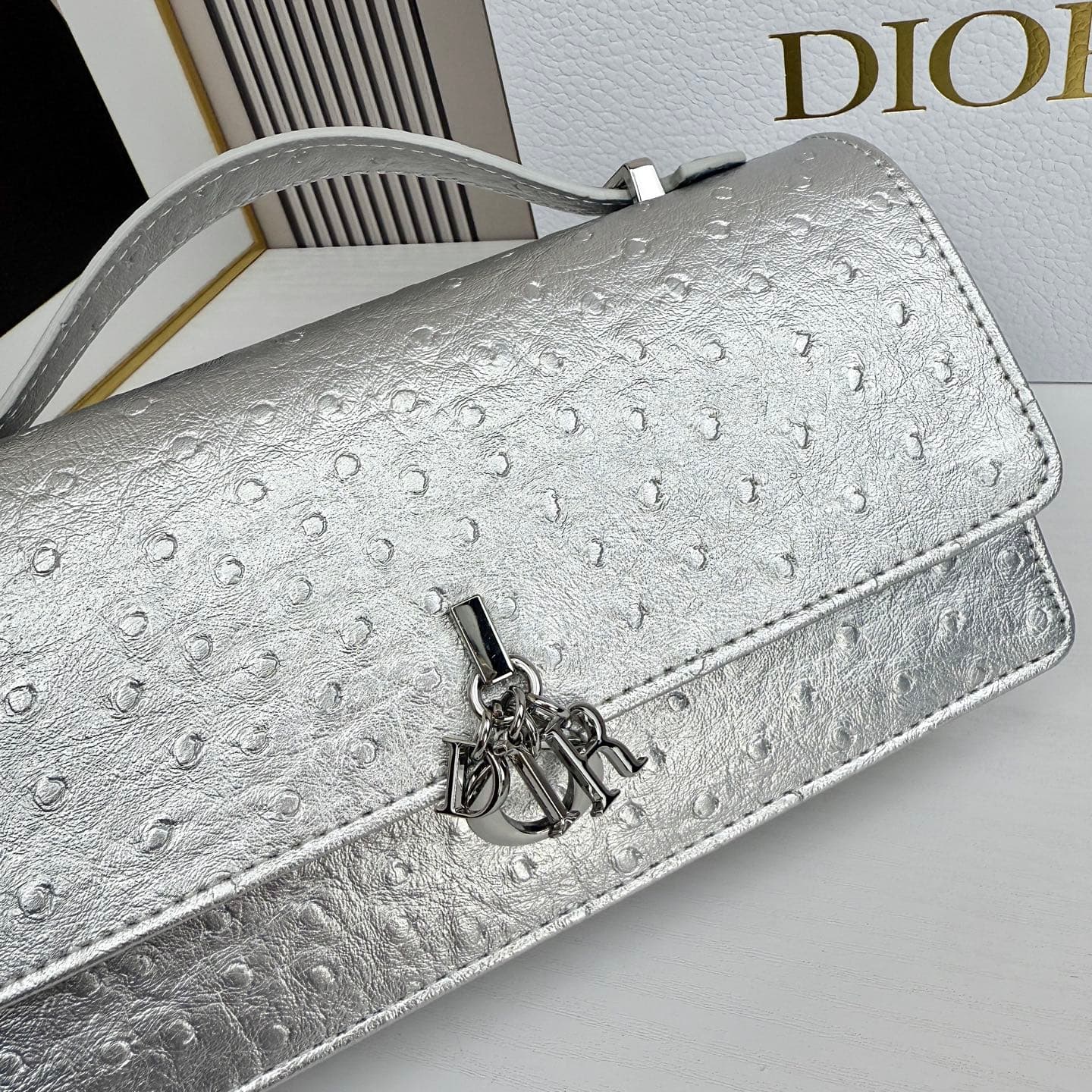 C1833 The latest brick cabinet handbag features a pearl chain design 🎀. It has a leather surface with ostrich pattern patterns, along with classic letter-shaped straps 🎀👏. The unique handle design, combined with the soft ostrich pattern, makes it elegant  — image 5