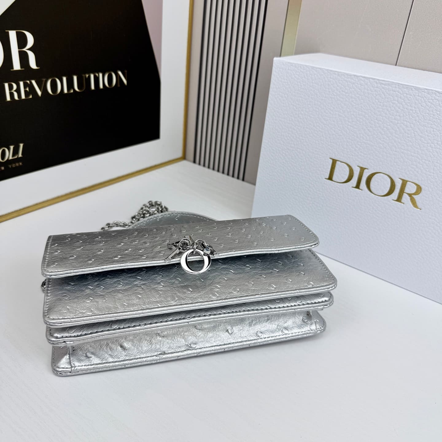 C1833 The latest brick cabinet handbag features a pearl chain design 🎀. It has a leather surface with ostrich pattern patterns, along with classic letter-shaped straps 🎀👏. The unique handle design, combined with the soft ostrich pattern, makes it elegant  — image 4