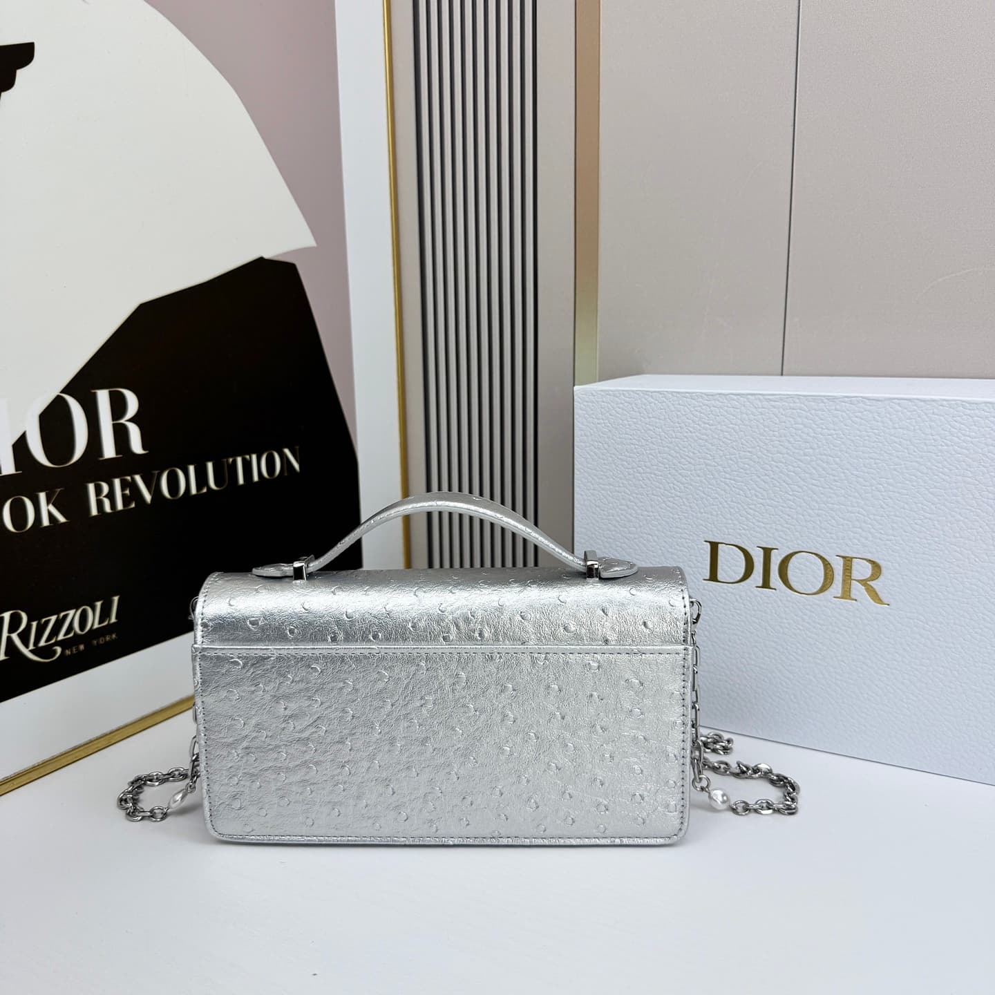C1833 The latest brick cabinet handbag features a pearl chain design 🎀. It has a leather surface with ostrich pattern patterns, along with classic letter-shaped straps 🎀👏. The unique handle design, combined with the soft ostrich pattern, makes it elegant  — image 2