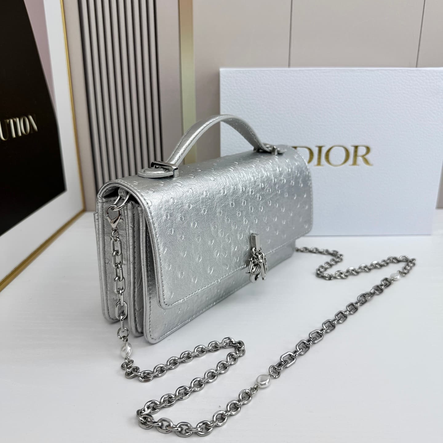 C1833 The latest brick cabinet handbag features a pearl chain design 🎀. It has a leather surface with ostrich pattern patterns, along with classic letter-shaped straps 🎀👏. The unique handle design, combined with the soft ostrich pattern, makes it elegant  — image 3