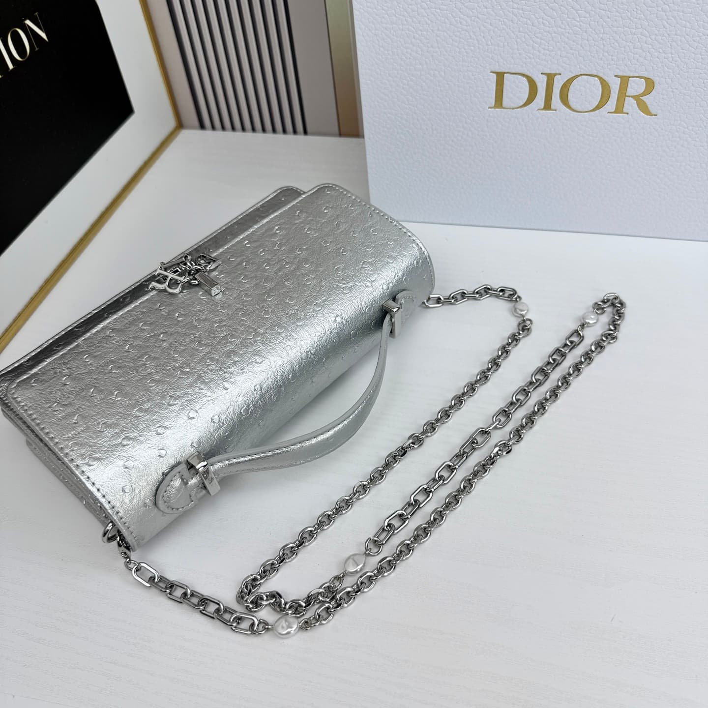 C1833 The latest brick cabinet handbag features a pearl chain design 🎀. It has a leather surface with ostrich pattern patterns, along with classic letter-shaped straps 🎀👏. The unique handle design, combined with the soft ostrich pattern, makes it elegant  — image 6