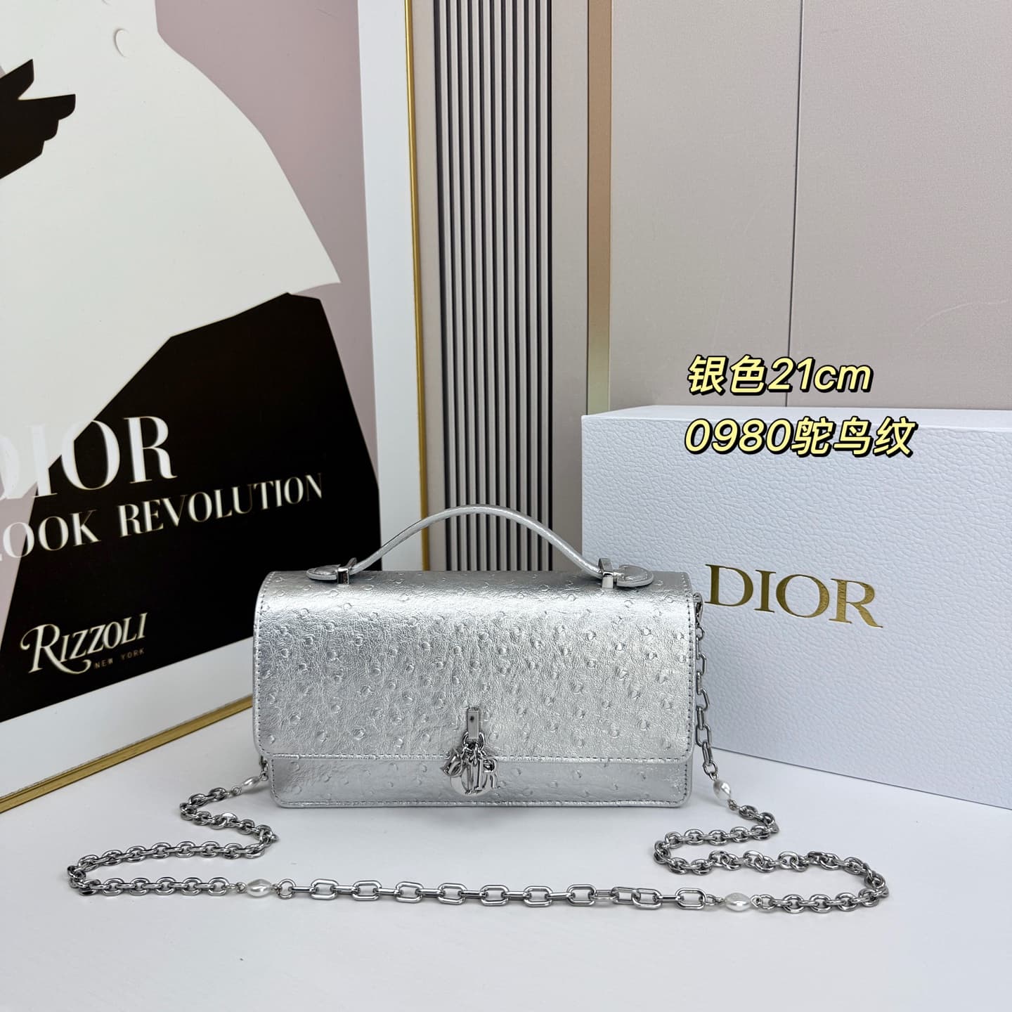 C1833 The latest brick cabinet handbag features a pearl chain design 🎀. It has a leather surface with ostrich pattern patterns, along with classic letter-shaped straps 🎀👏. The unique handle design, combined with the soft ostrich pattern, makes it elegant  — image 1