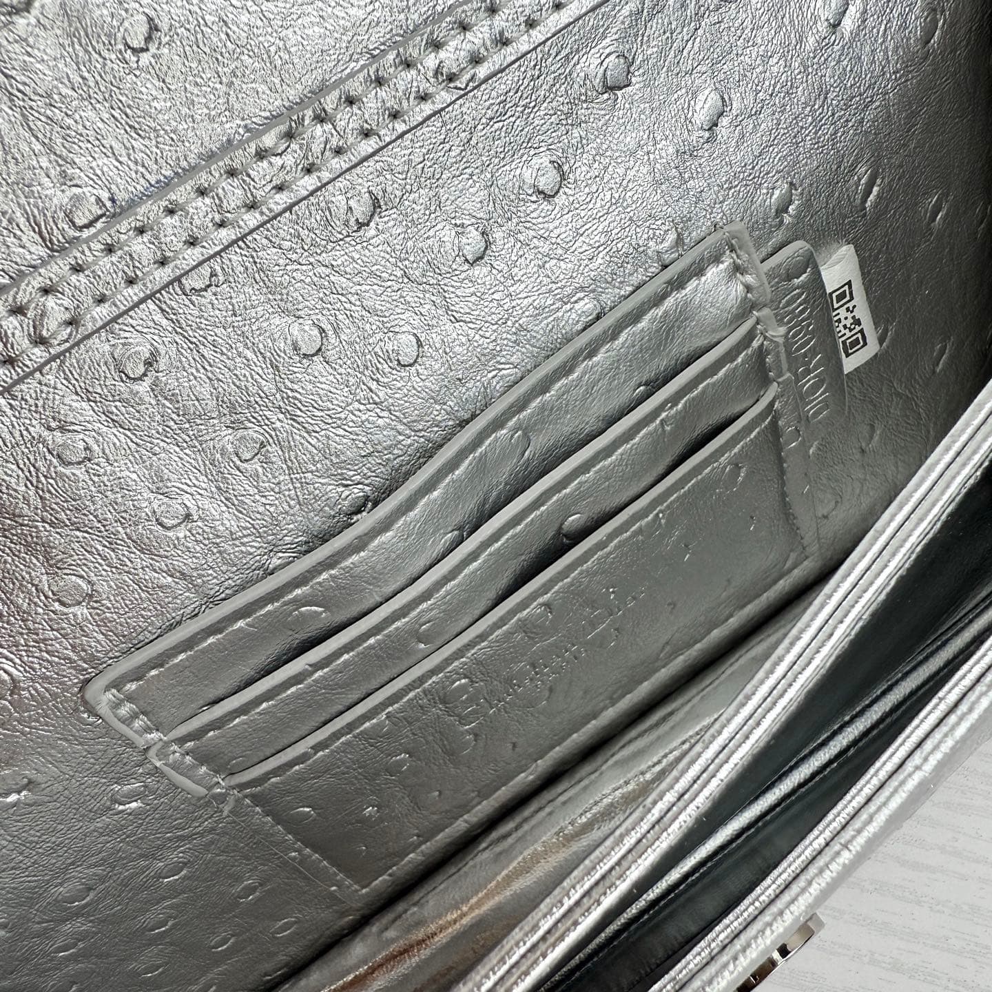 C1833 The latest brick cabinet handbag features a pearl chain design 🎀. It has a leather surface with ostrich pattern patterns, along with classic letter-shaped straps 🎀👏. The unique handle design, combined with the soft ostrich pattern, makes it elegant  — image 8